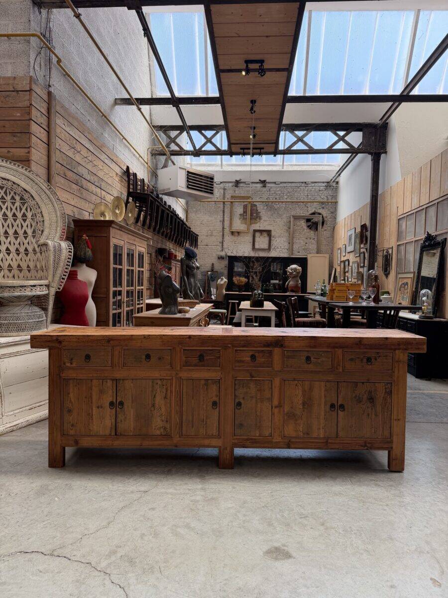 Buffet brutaliste en vieux sapin