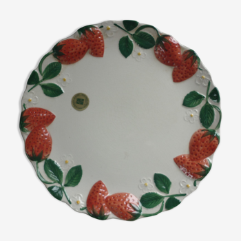 Assiette en barbotine decor fraises