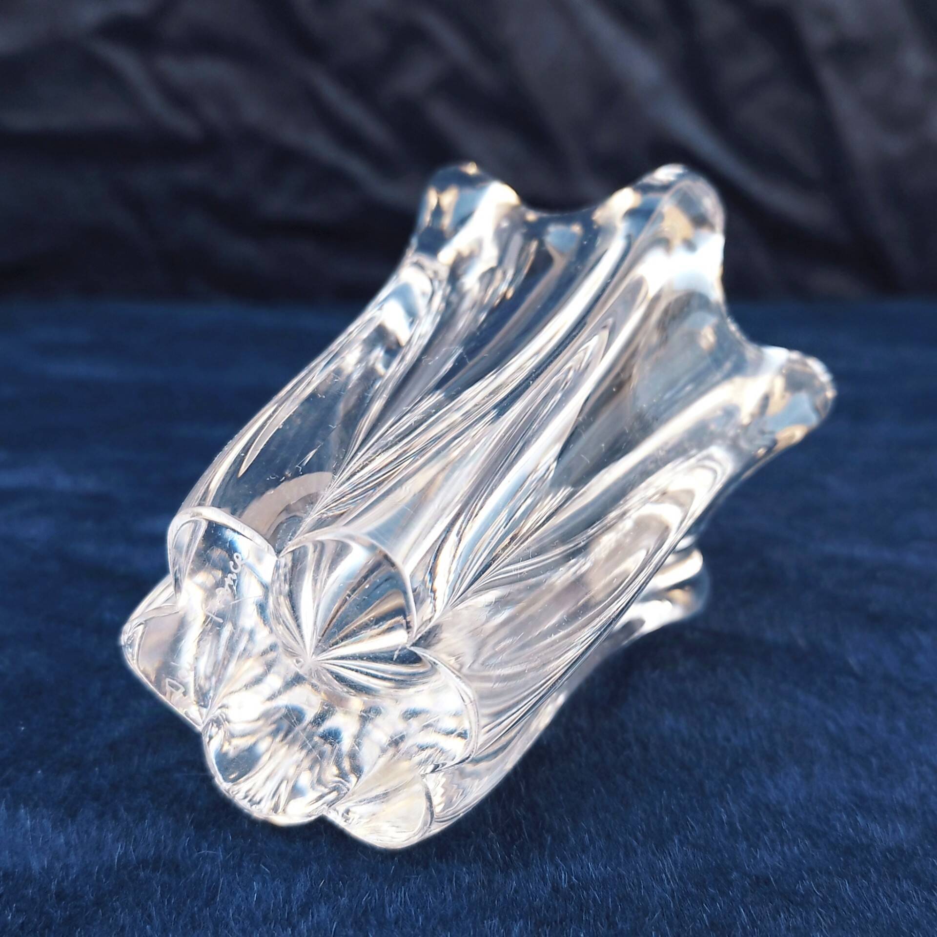 Small crystal vase signed Daum decoration