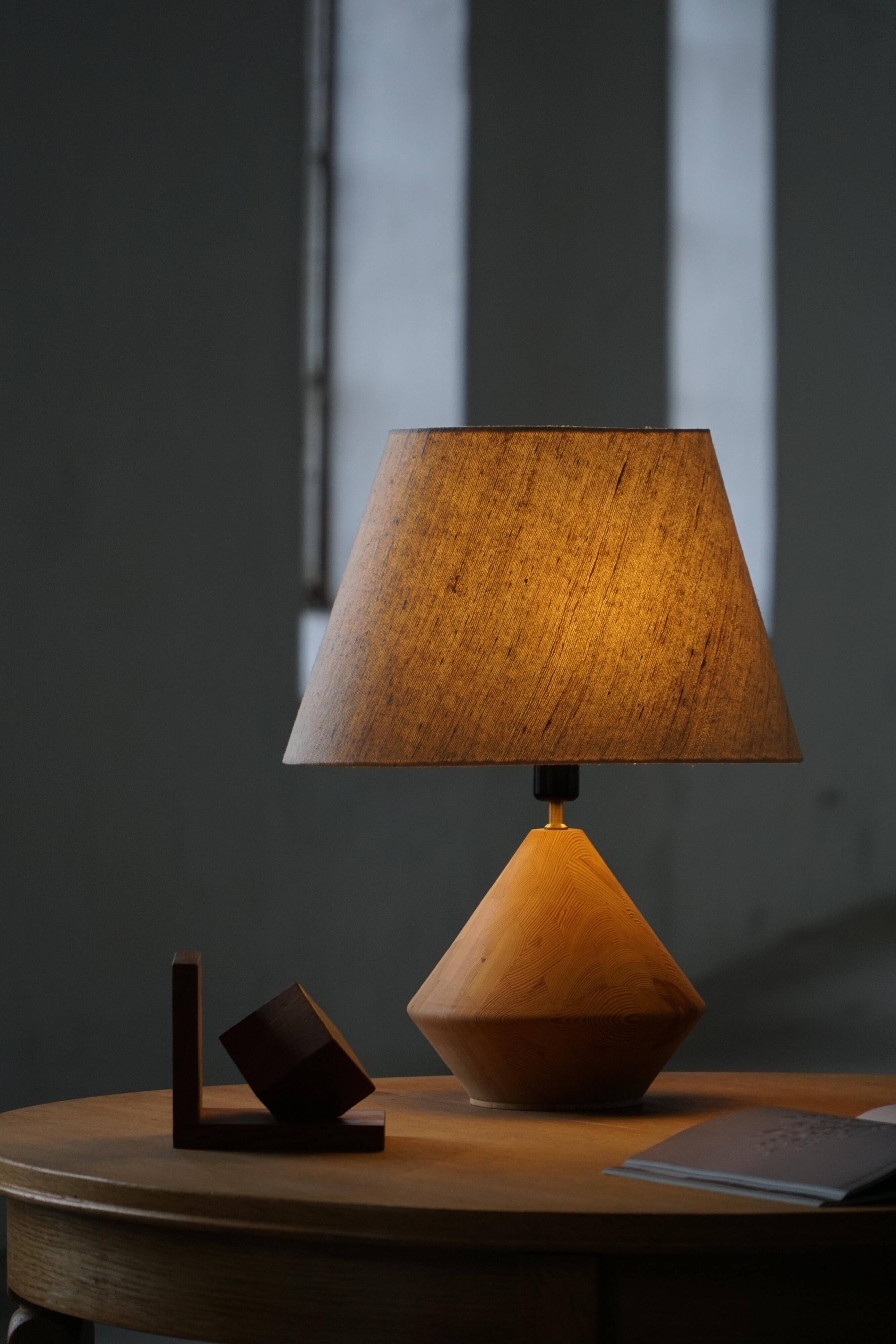 Sculptural Danish modern table lamp in wood by Kirk, 1980s.