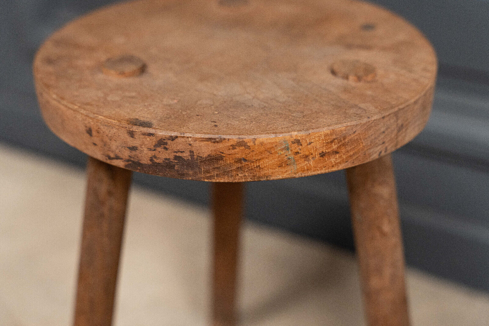 Suite of 3 brutalist stools XXth tripod feet