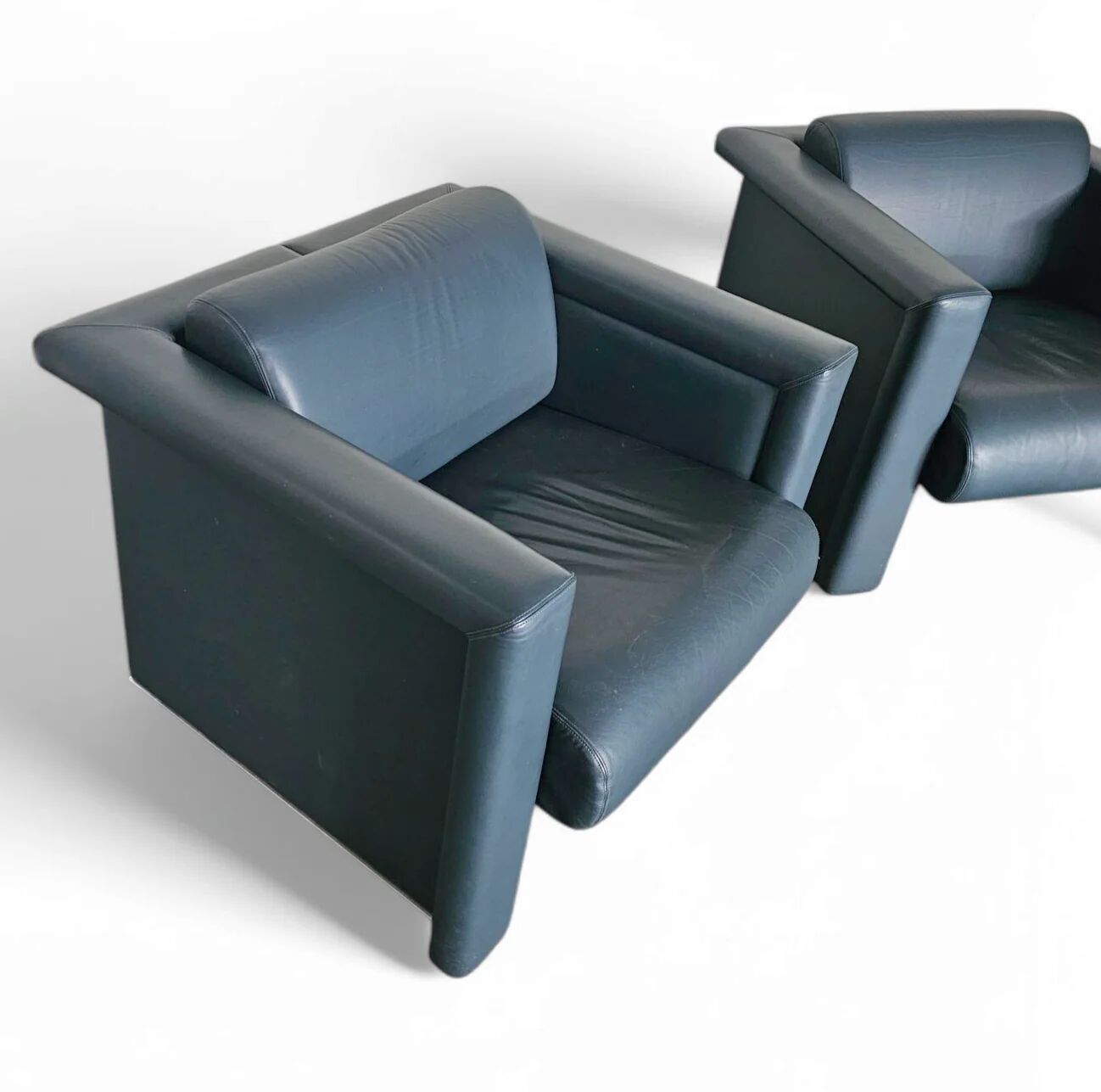 Pair / Trix and Robert Haussmann / Dark grey leather chairs by Knoll
