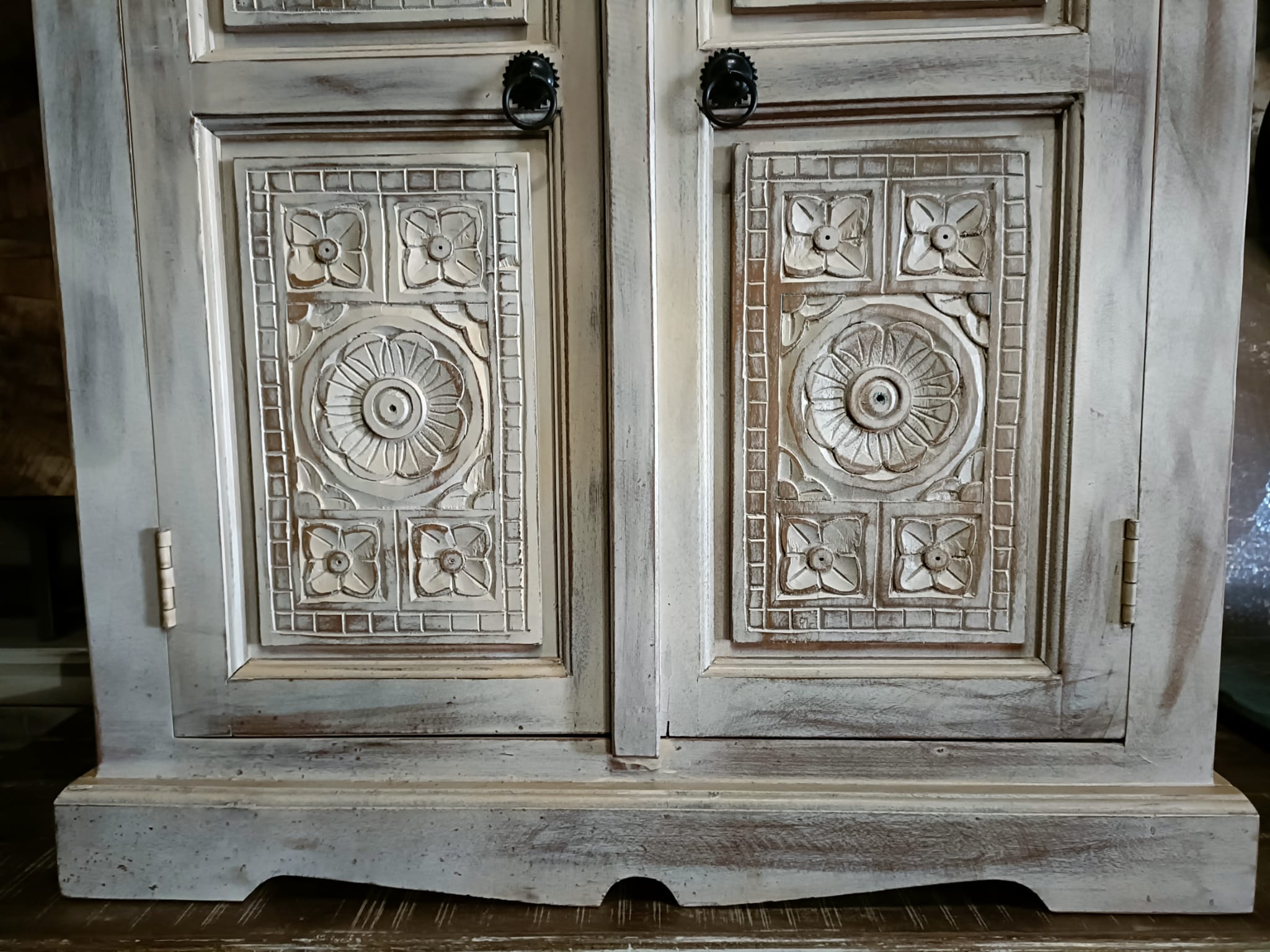 White chest of drawers