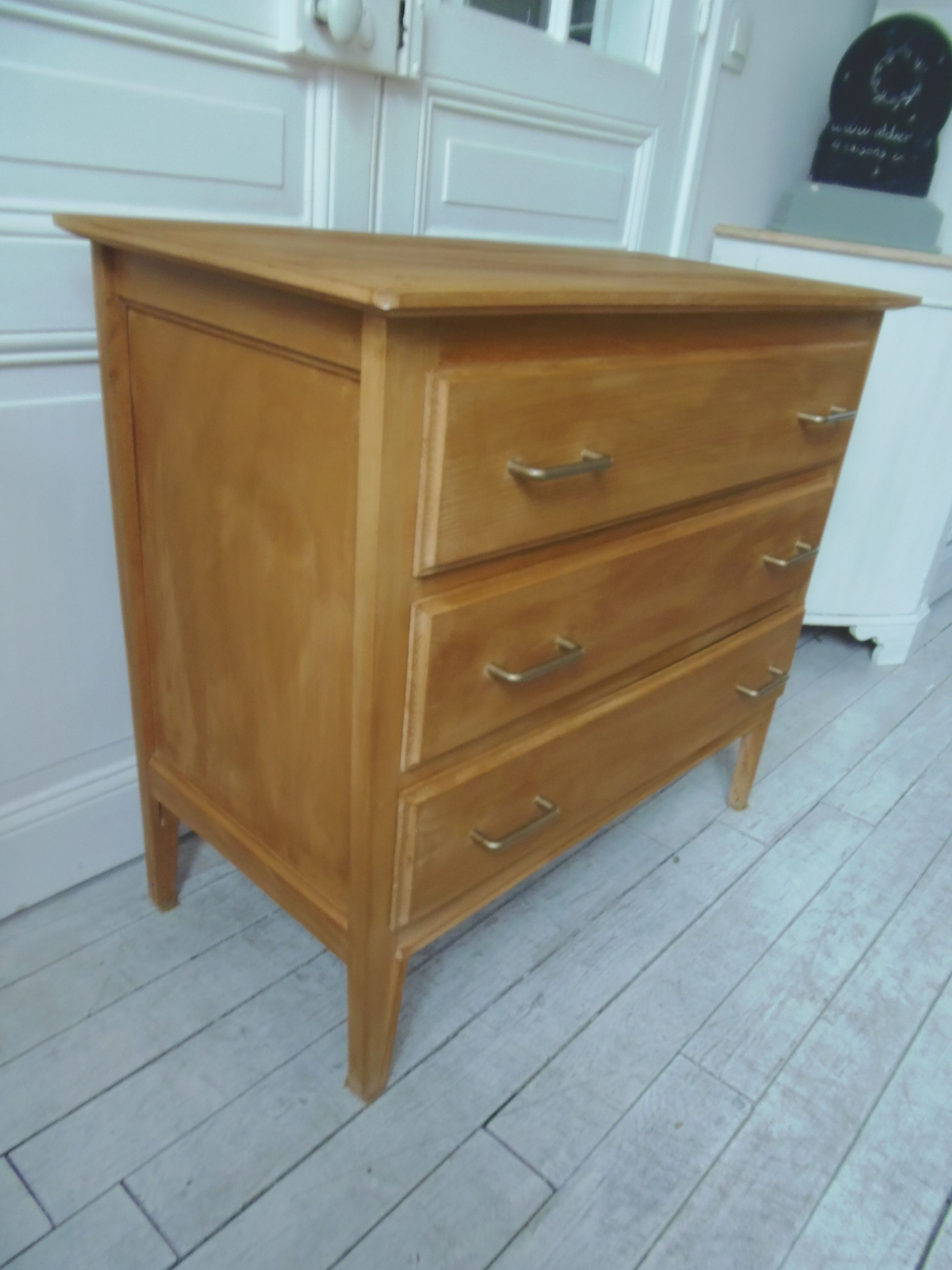 Commode vintage des années 60 à 3 tiroirs avec pieds compas.