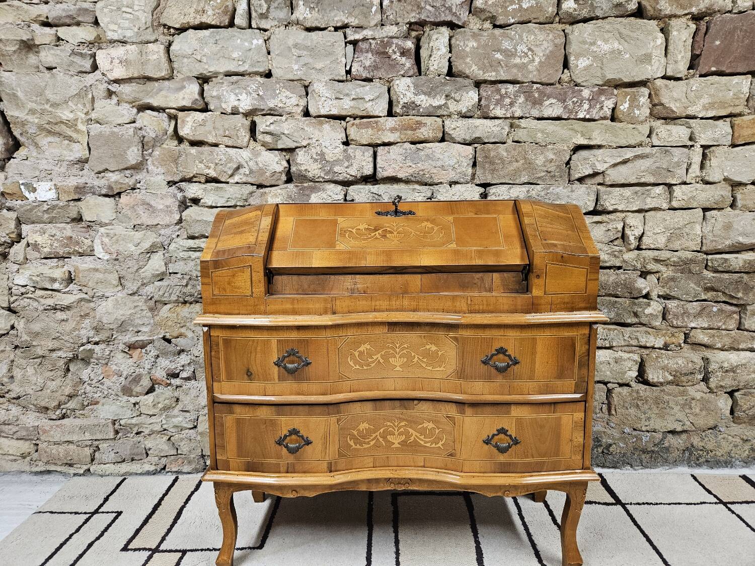 Scrétaire commode galbé marqueté