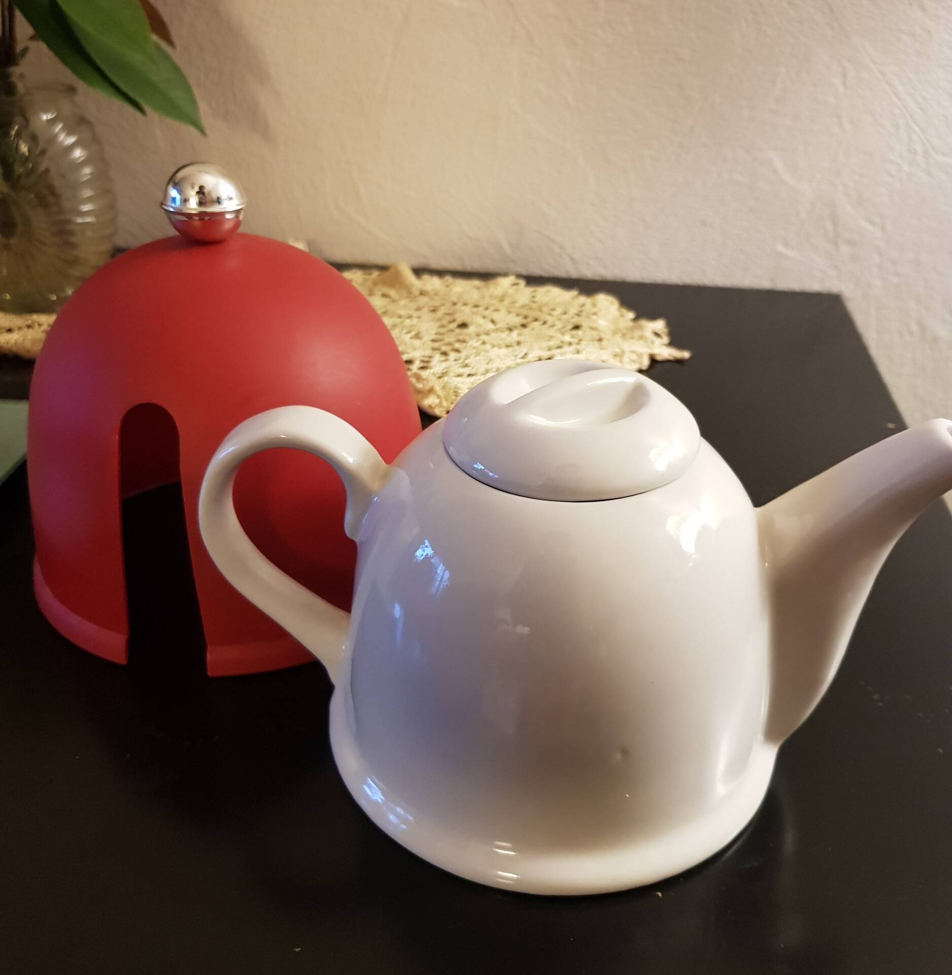 Porcelain teapot with thermal lid
