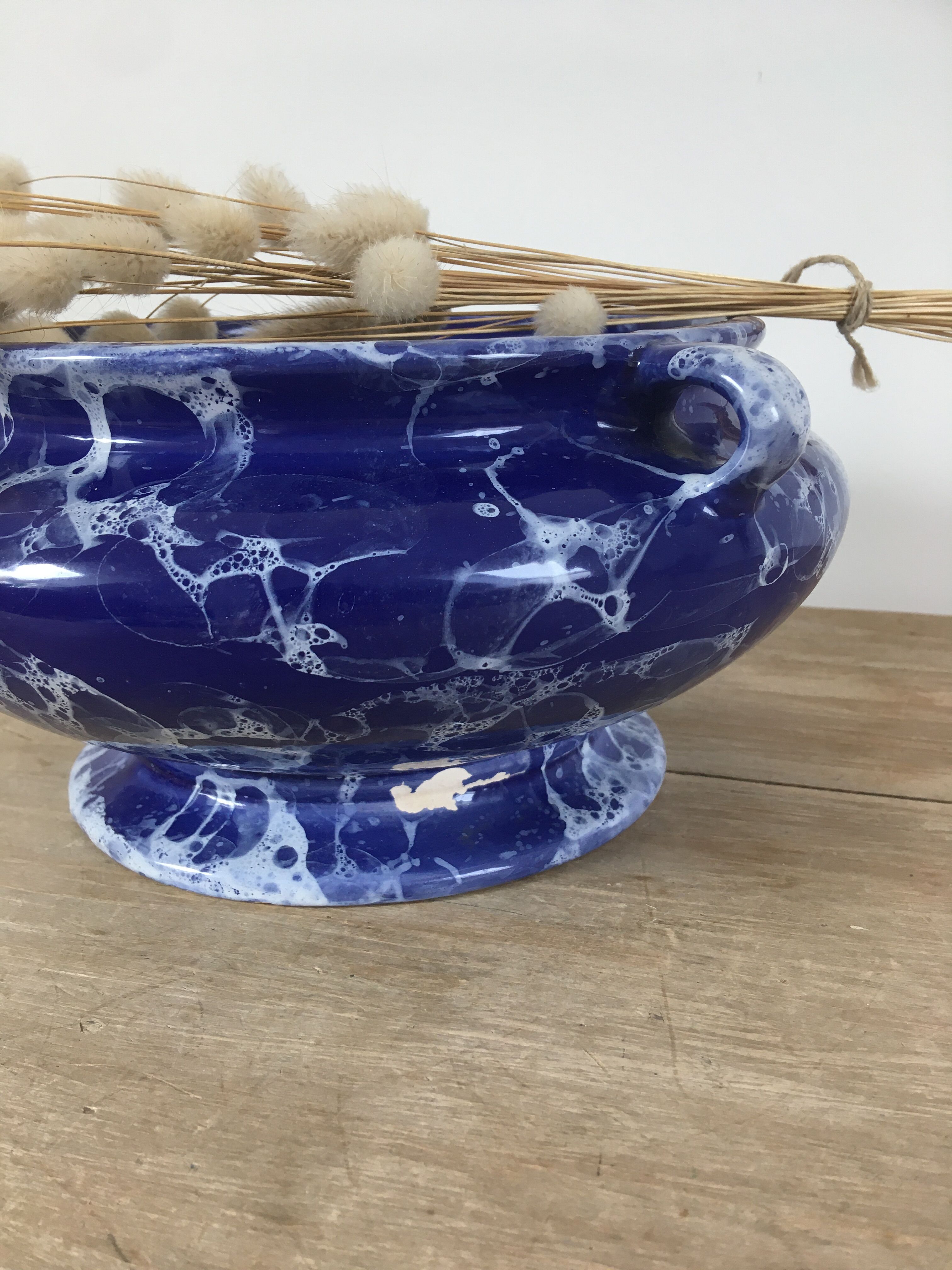 Blue & white marbled ceramic vase, pot cover