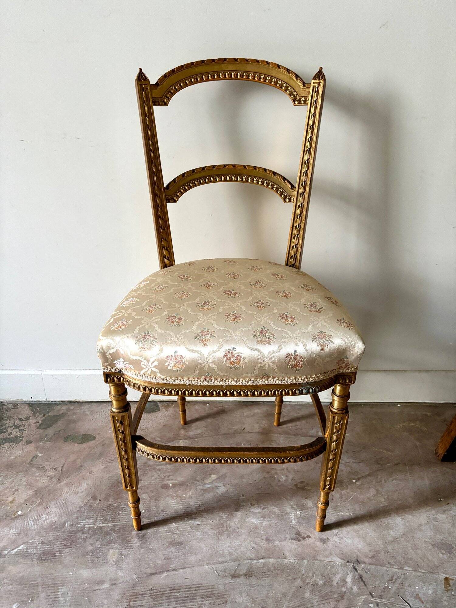 Chaise Napoléon III en bois doré et coton fleuri, XIXème siècle