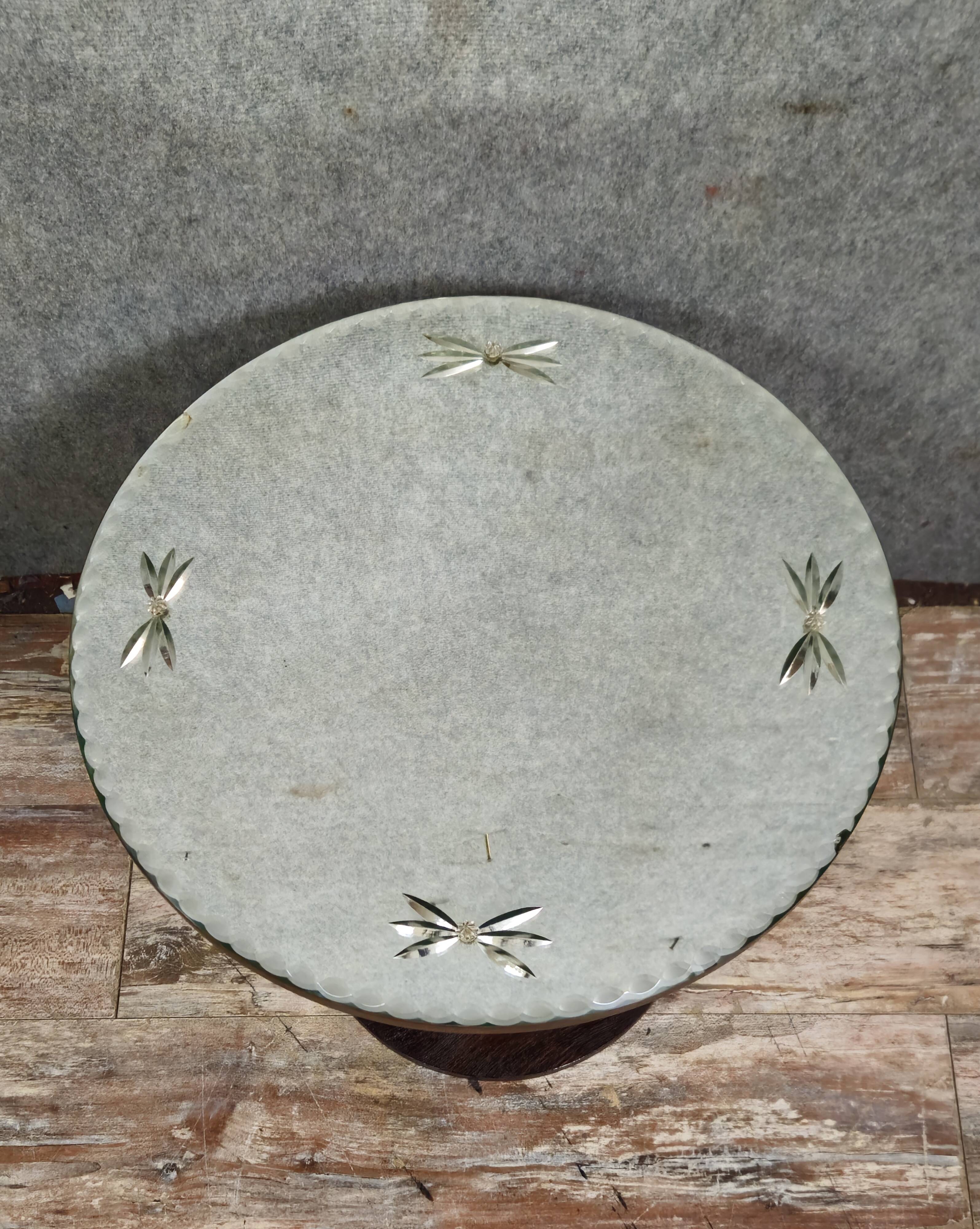 Art Deco guéridon resting on a central base made of stained wood.