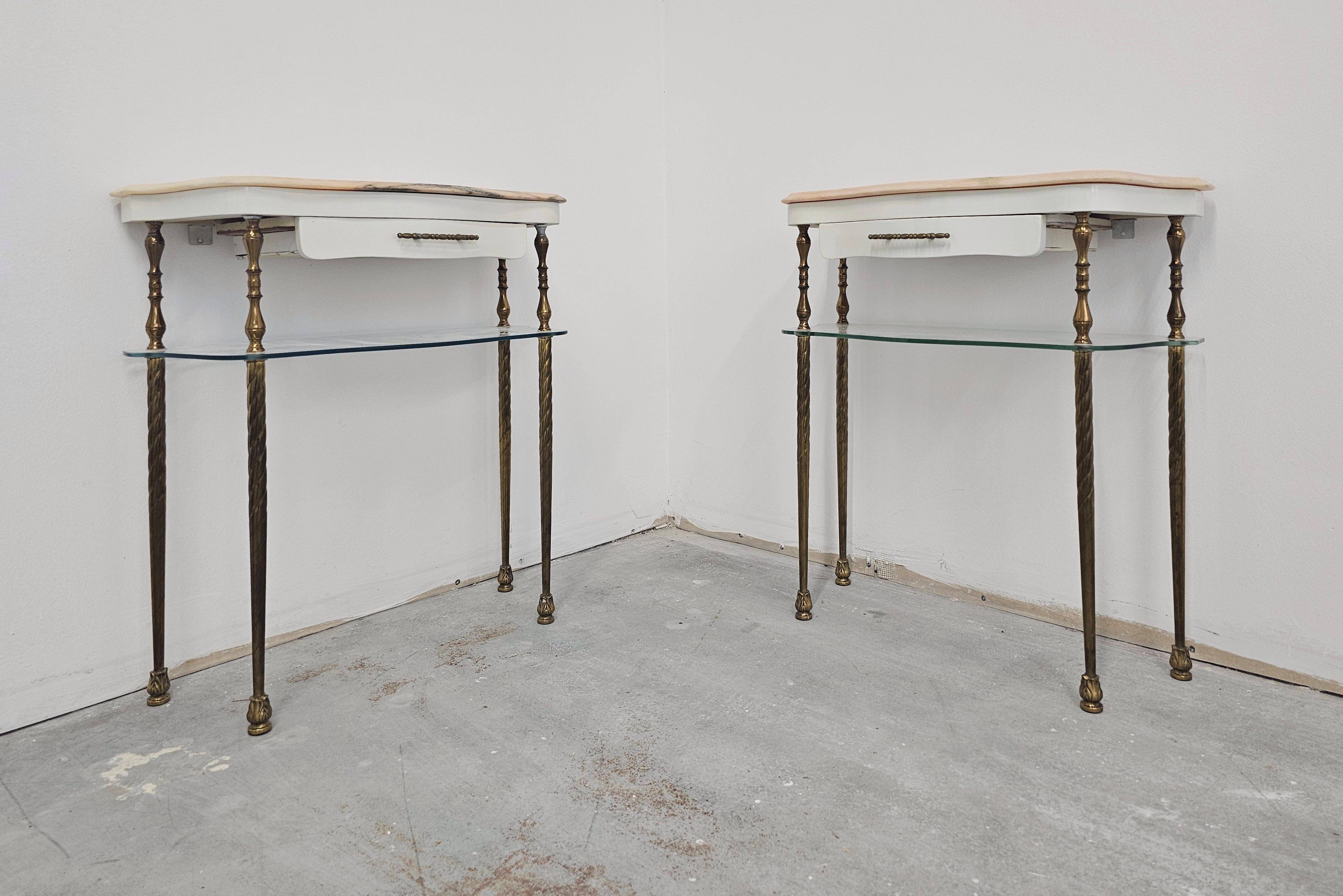 Paire de tables de chevet Hollywood Regency en bronze avec dessus en marbre
