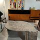 Table basse en marbre, forme goutte d'eau vieux rose