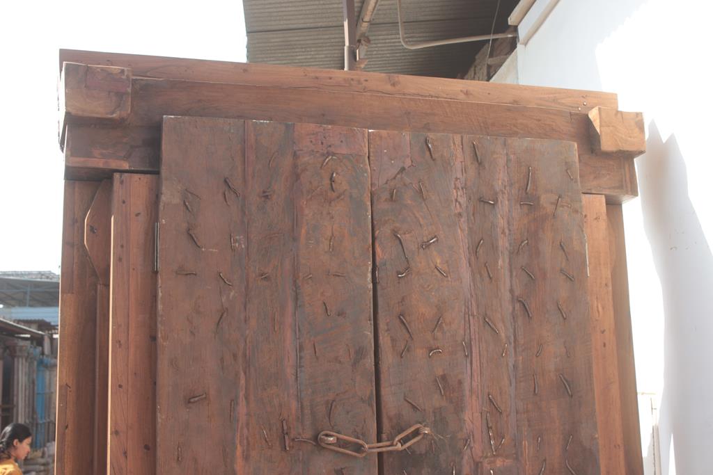 Indian door in old teak piece and patina of origin