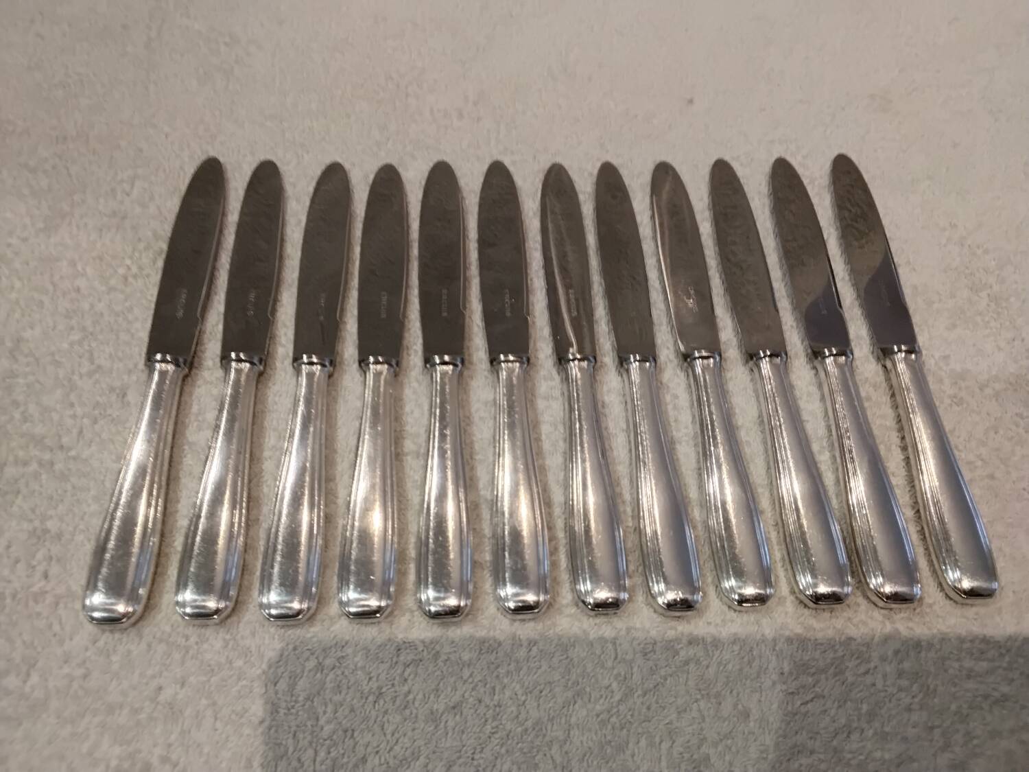 12 silver-plated dessert knives by the silversmith Ercuis, Senlis, 20.3 cm.