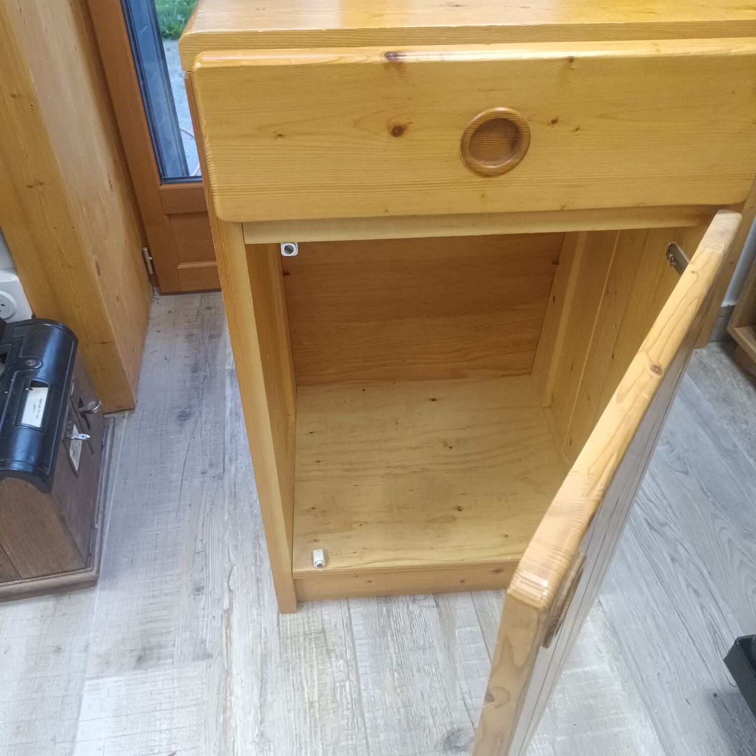 Meuble de rangement par Charlotte Perriand pour les Arcs