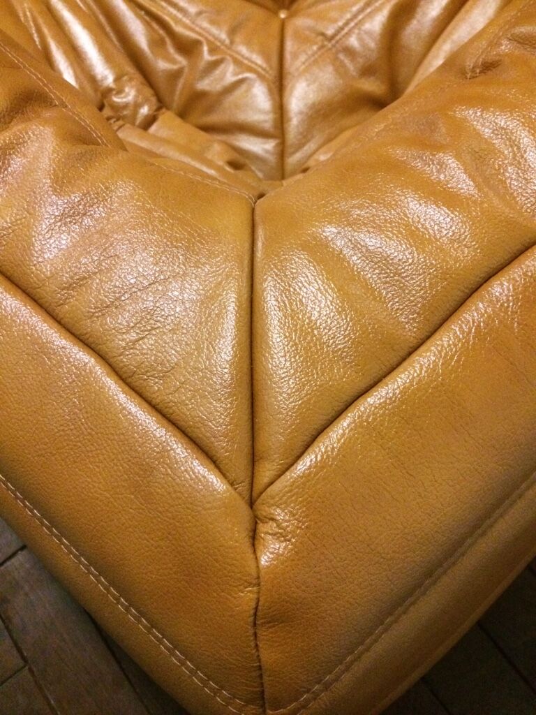 Chauffeuse d'angle "Togo" modèle dessiné par Michel Ducaroy 1973