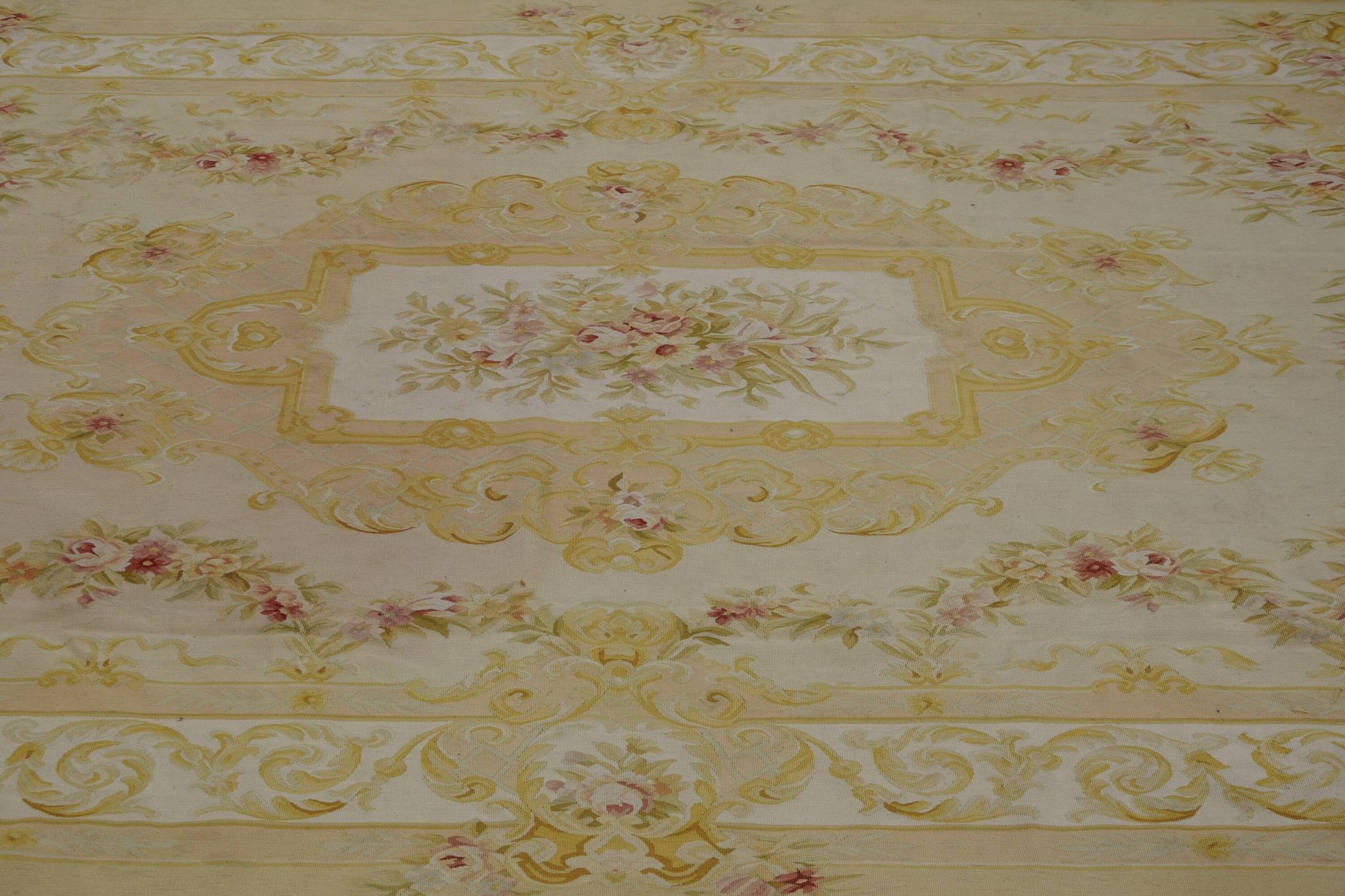 Aubusson style rug - Size: 375 x 275 cm - "Galerie Saedje"
