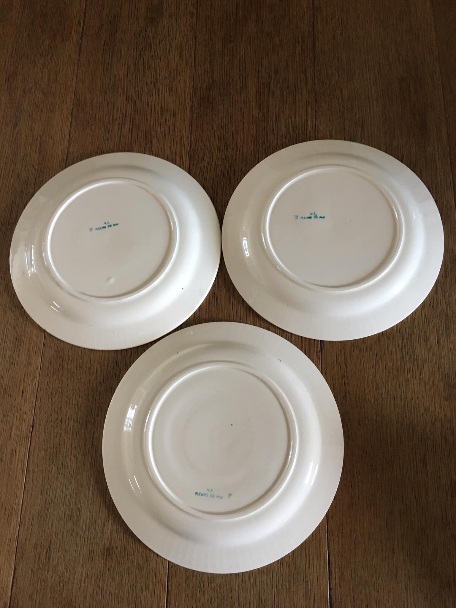 3 assiettes à dessert en porcelaine estampillées VF, modèle "Fleurs de Mai". Motifs peints à la main