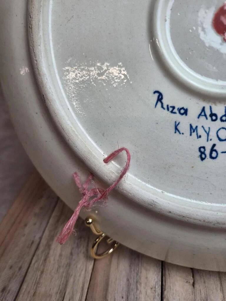 Large vintage wall plate in ceramic from Kütahya, signed – hand-painted oriental decoration.