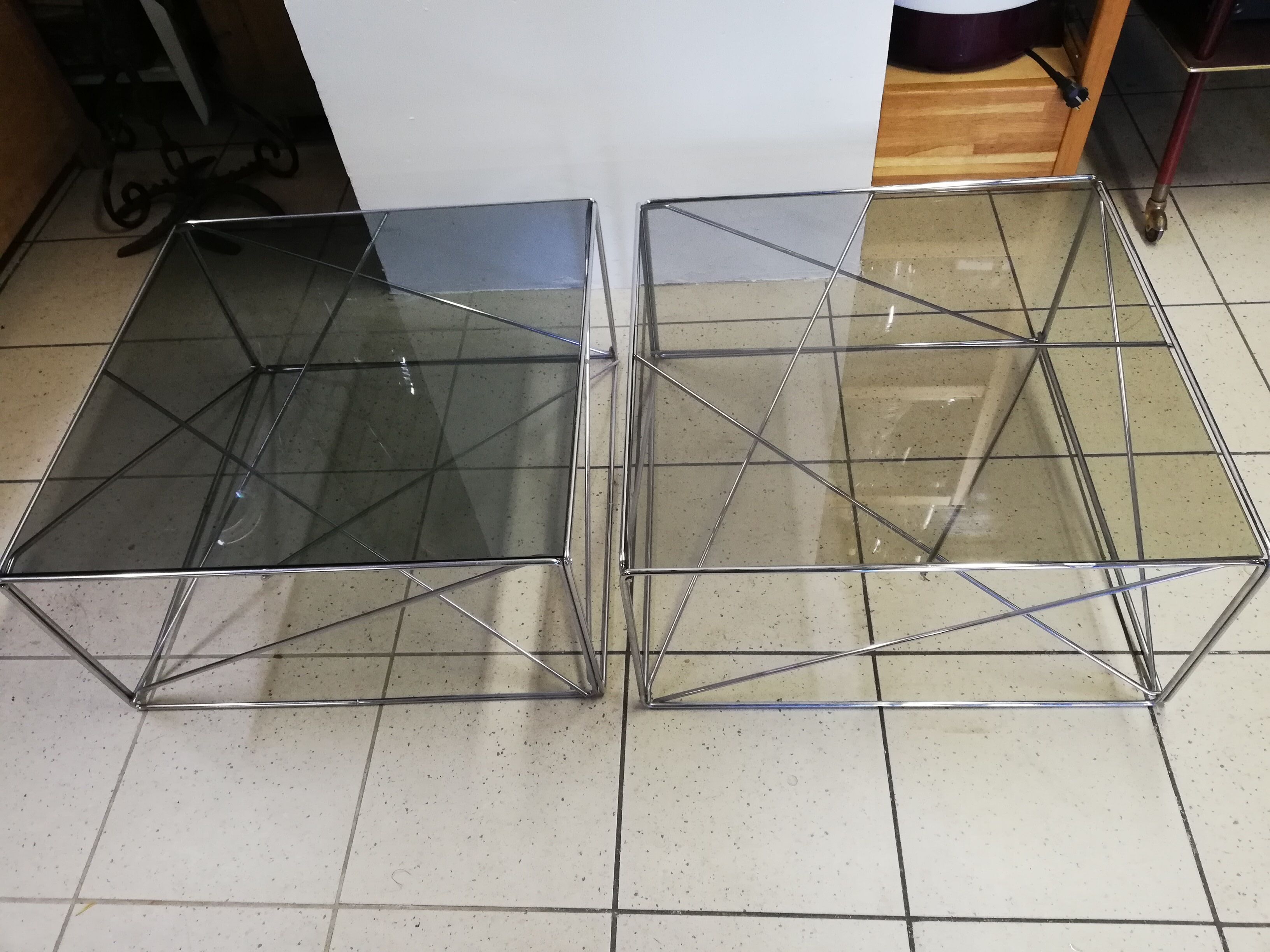 Tables basses isocèles par Max Sauze