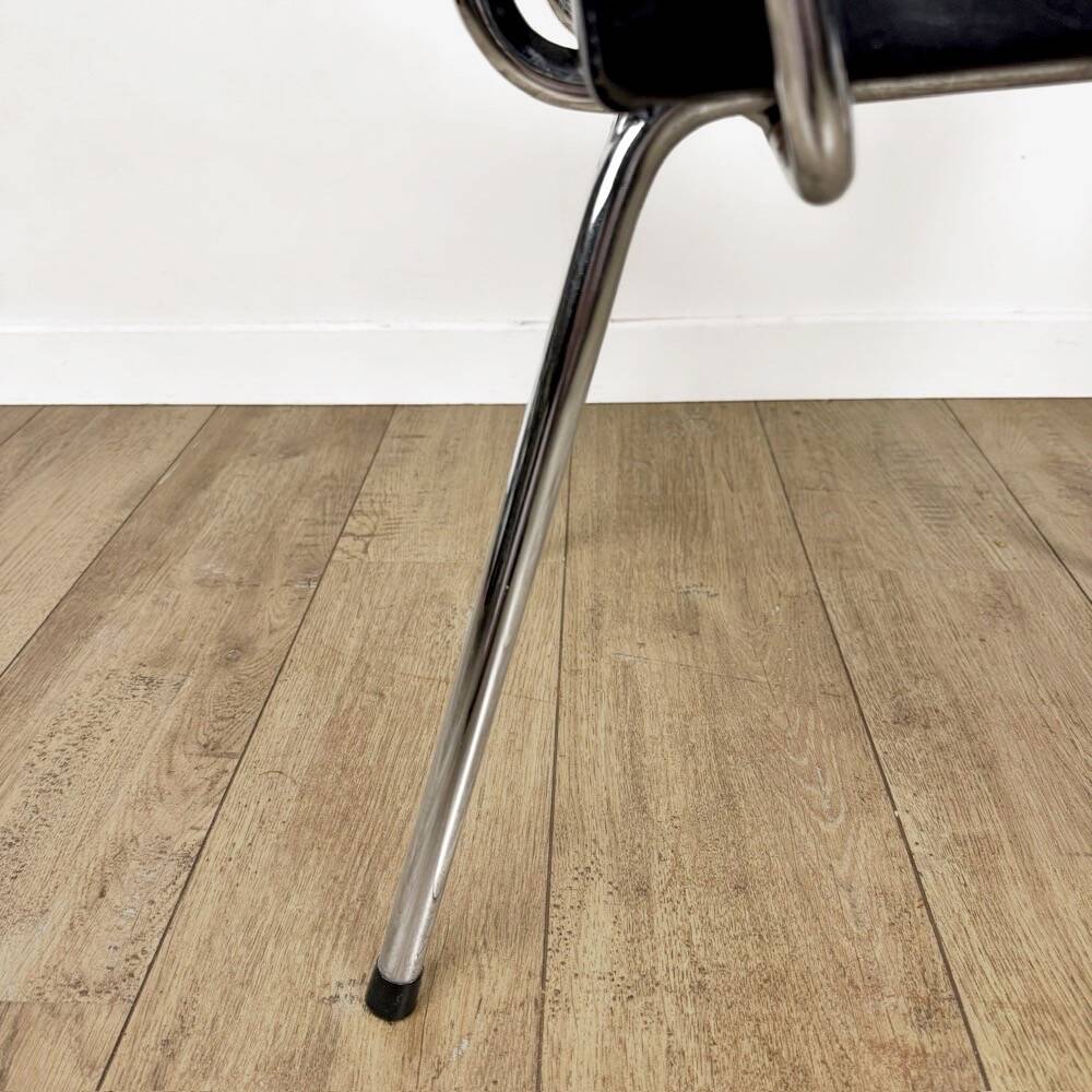 Fauteuil vinyle noir design années 50 dans le goût de Wim Rietveld