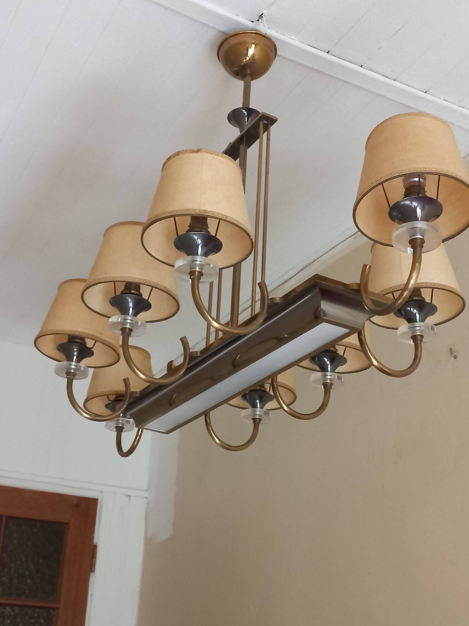 Vintage chandelier in gilded brass, chromed metal and plexiglass from the 1950s