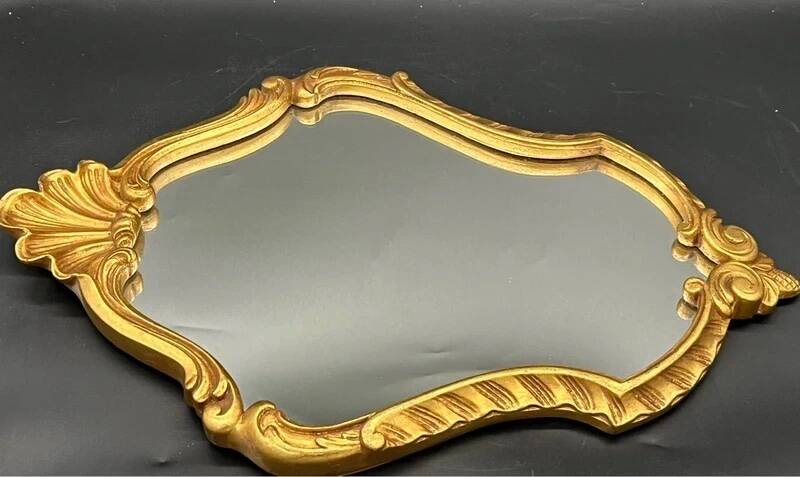 Miroir style baroque – bois doré sculpté – volutes et coquille