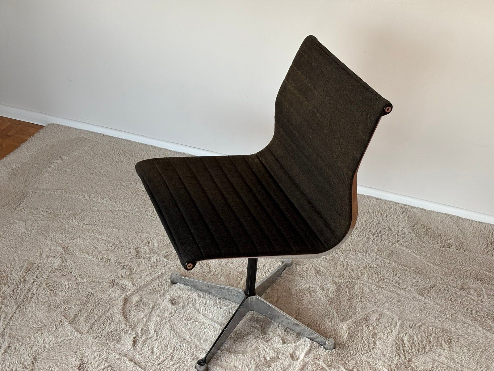 Model EA 105 aluminium chair by Eames for Herman Miller, 1970s