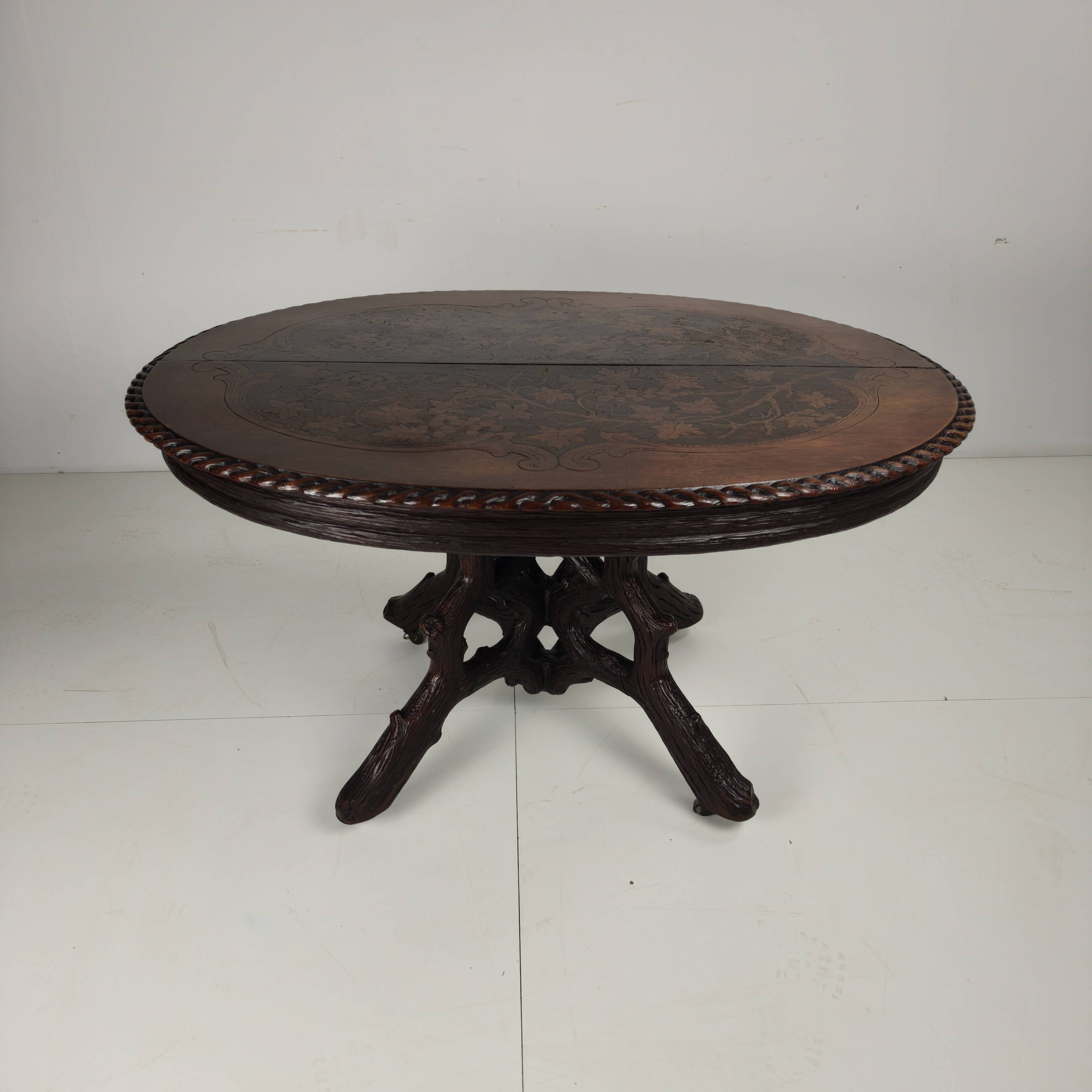 Table de centre de la Forêt-Noire par Matthijs Horrix pour Horrix Den Haag, années 1890.