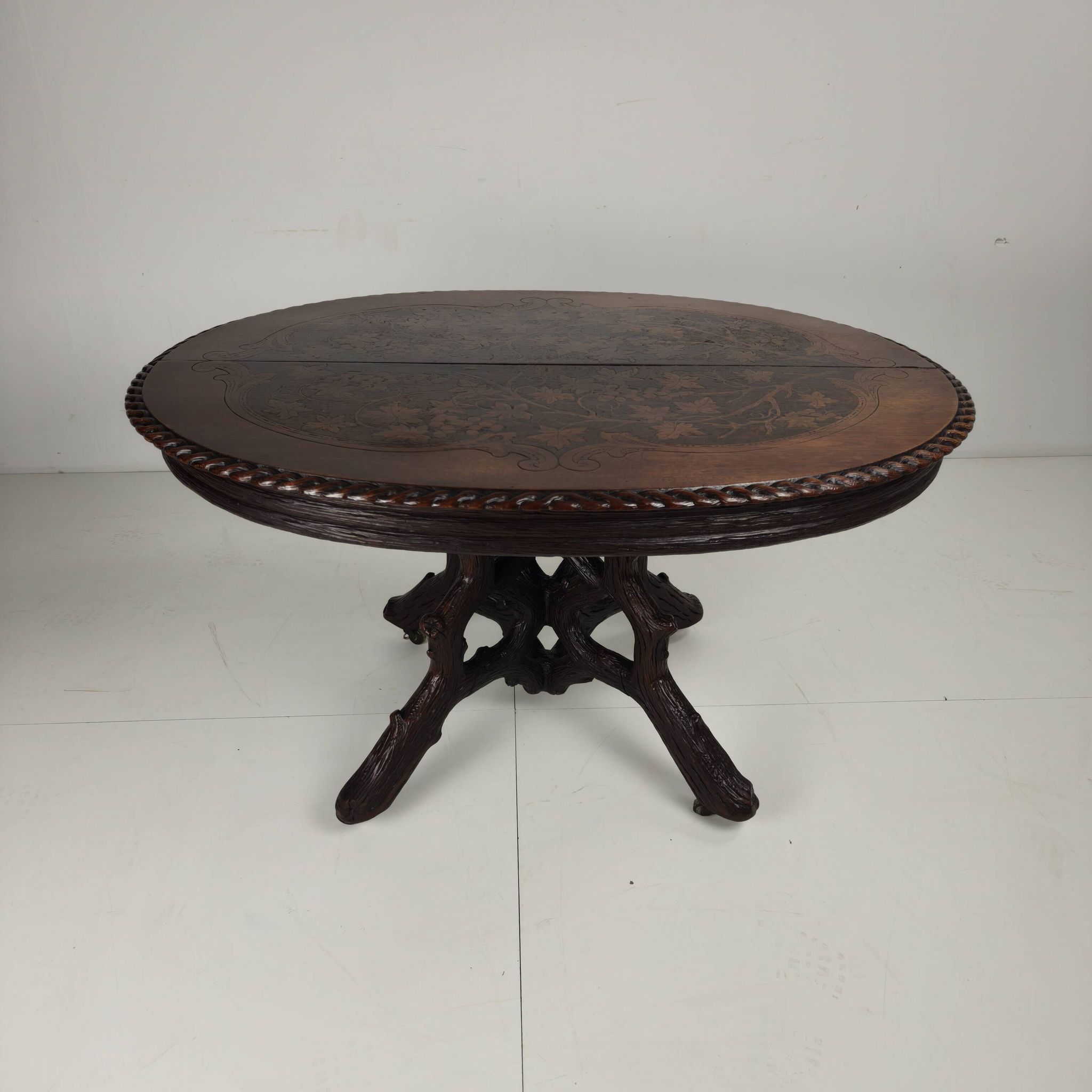 Table de centre de la Forêt-Noire par Matthijs Horrix pour Horrix Den Haag, années 1890.