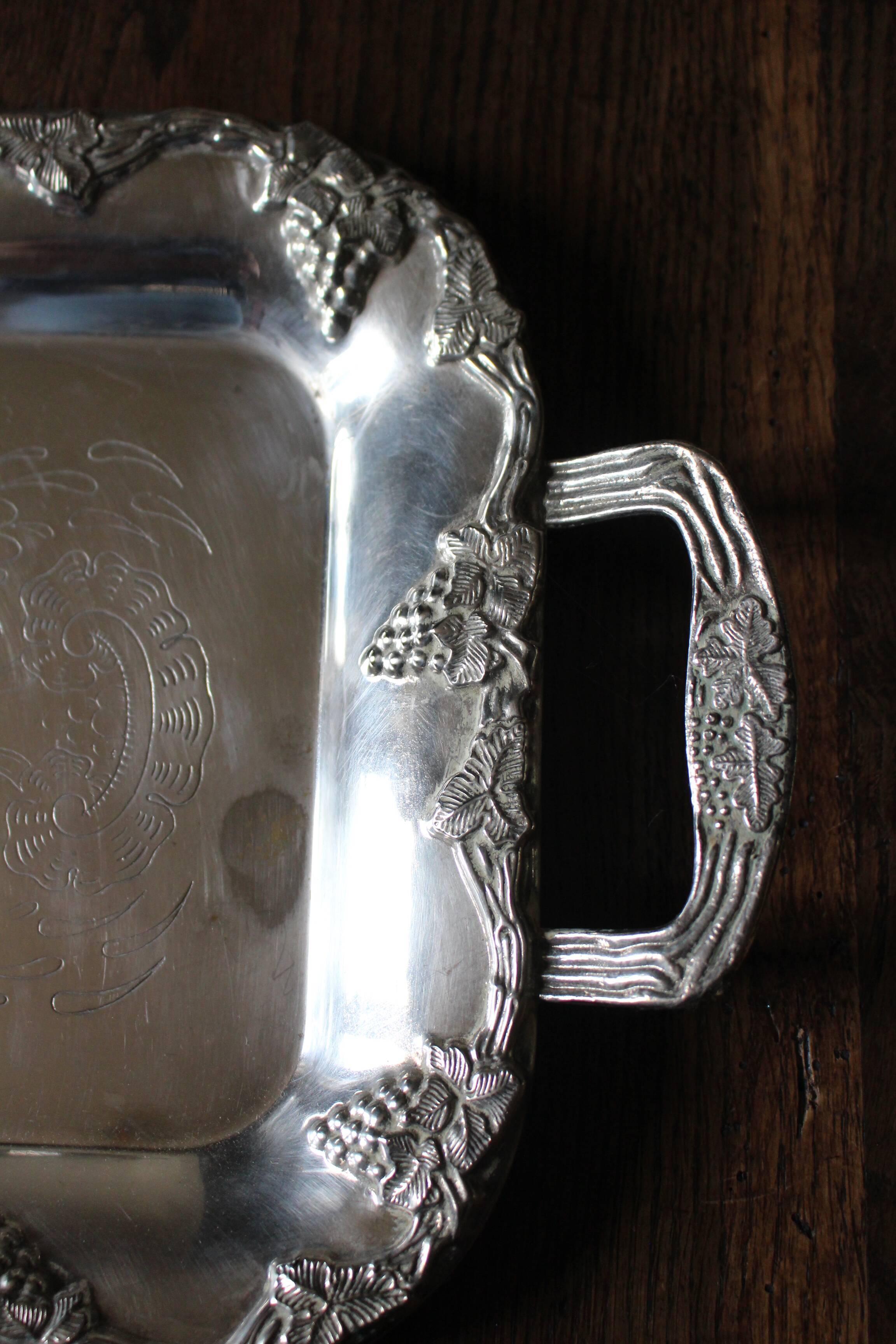 Rectangular metal serving tray with two handles Raisins