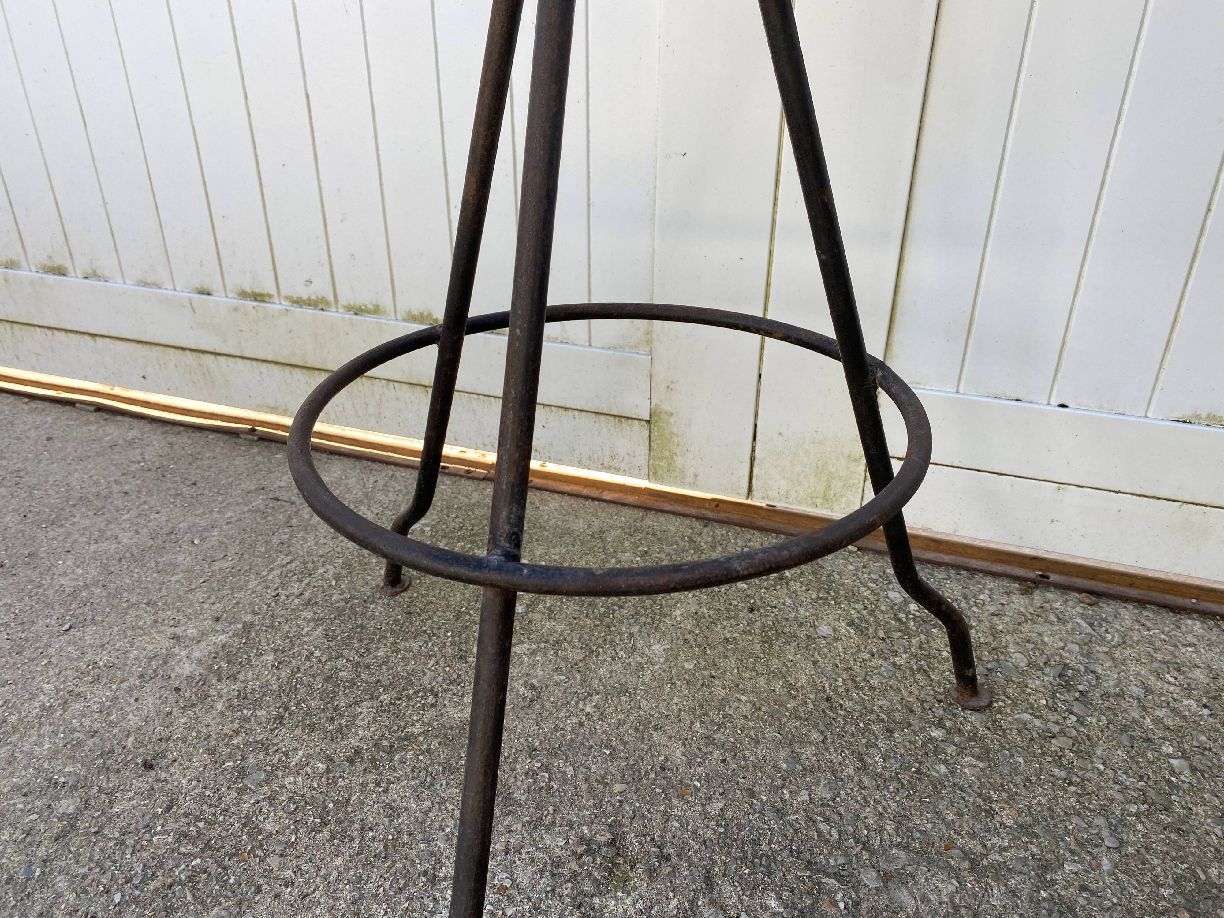 Paire de tabourets de bar pivotants artisanaux en métal de style industriel, 1950