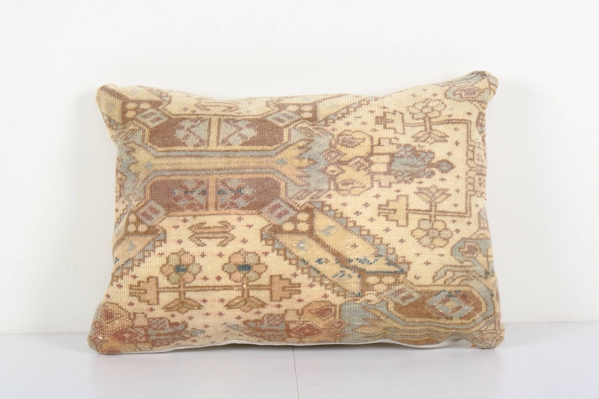 Coussin en couverture de cuivre de tapis oushak turc