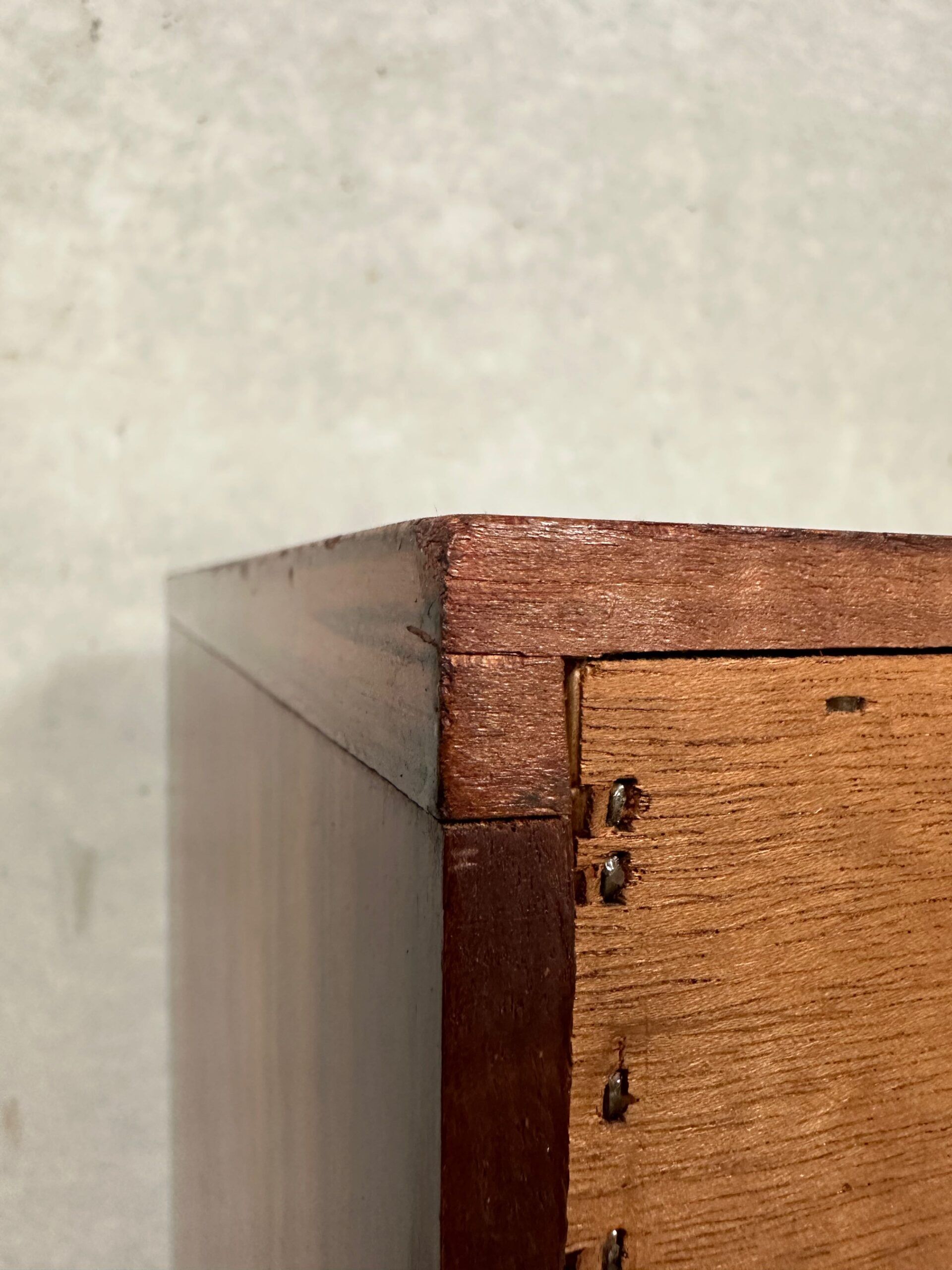 Buffet en noyer de style mid-century moderne