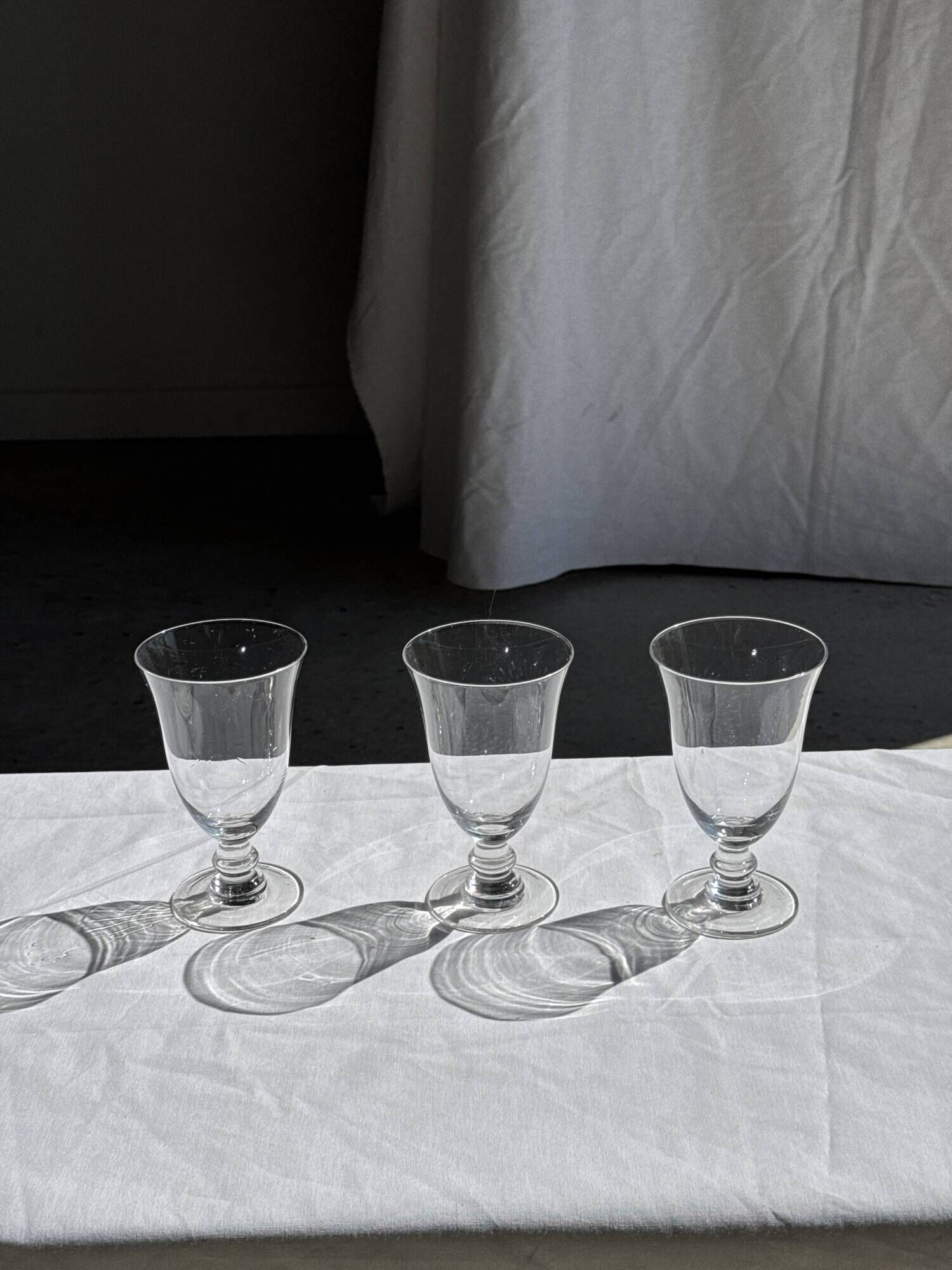 Set of 3 vintage stemmed glasses in clear glass H14 D10
