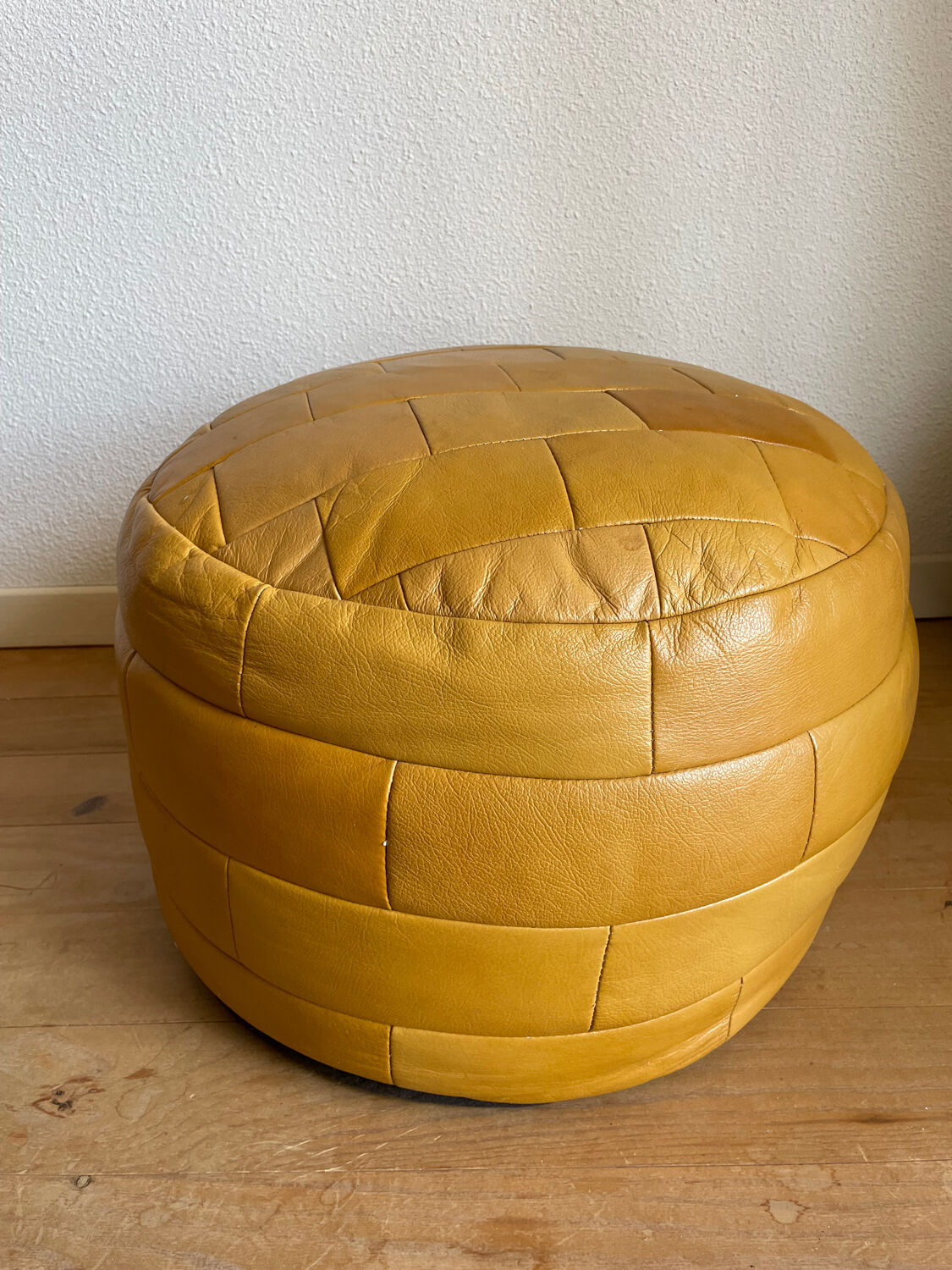 2 poufs moutarde patchwork en cuir de Sède