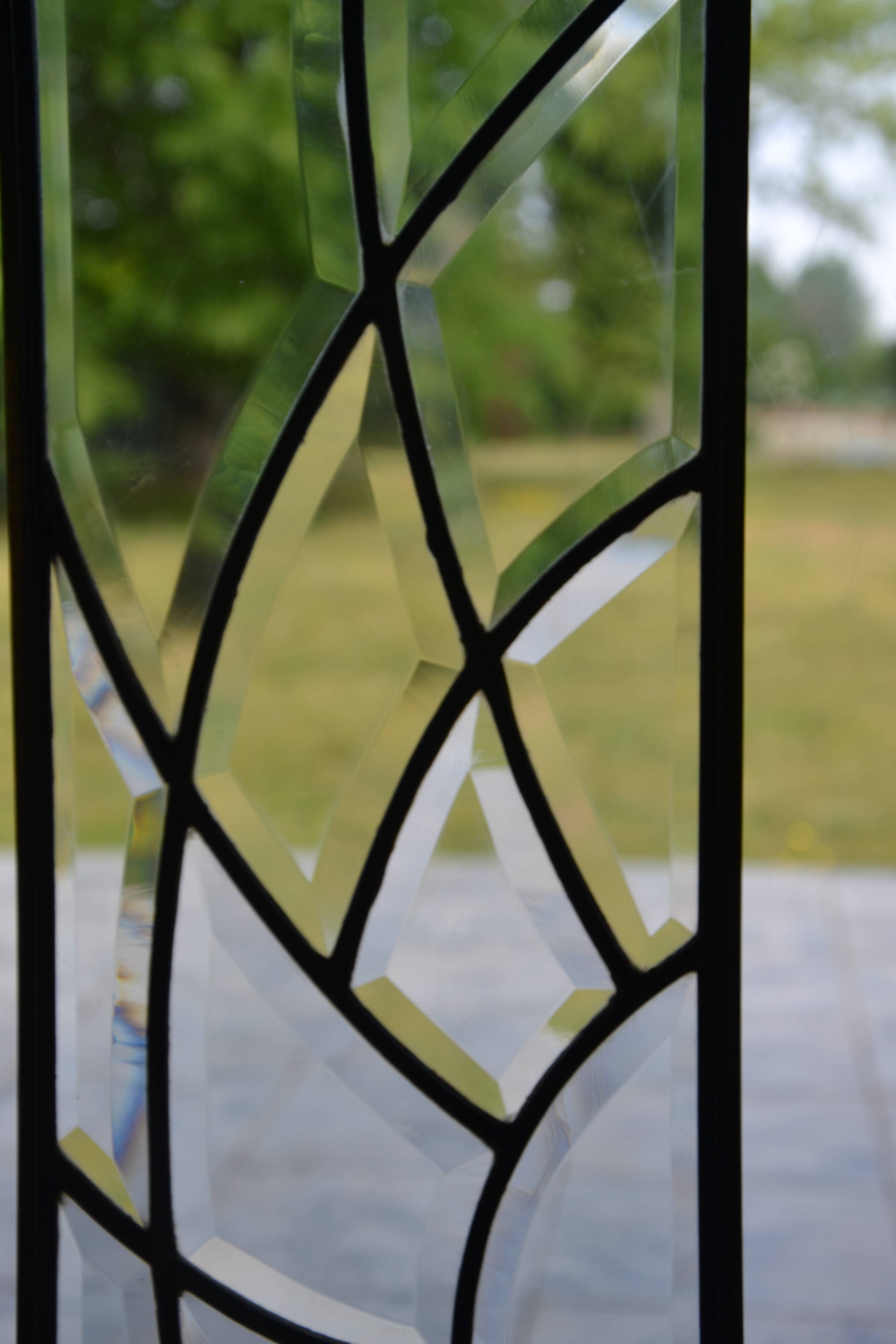 Deux vitraux en verre biseauté et laiton