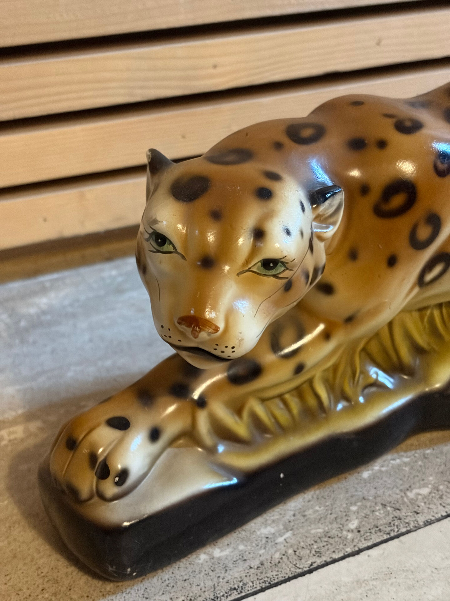 Vintage decorative ceramic sculpture representing a leopard.