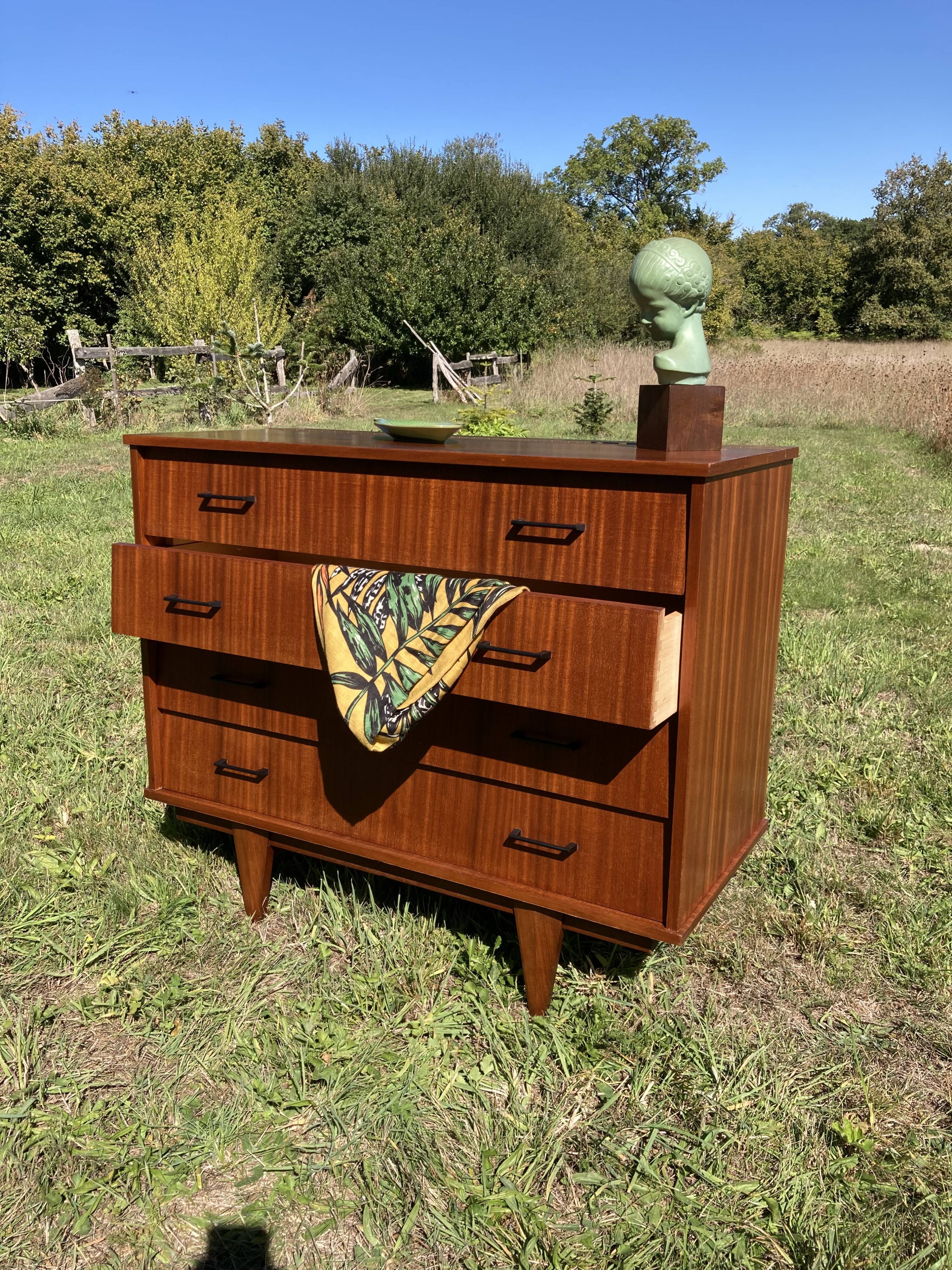 Chest of drawers / dressing table
