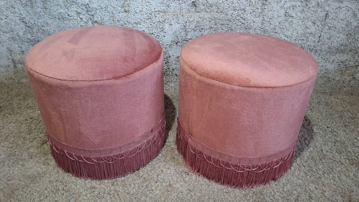 Set of crapaud armchair and 2 Napoleon III pink velvet poufs from the 19th century.