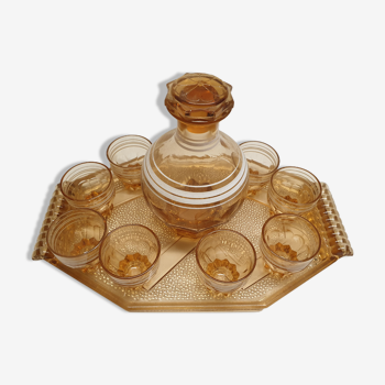 Carafe tray and 8 glasses to the model