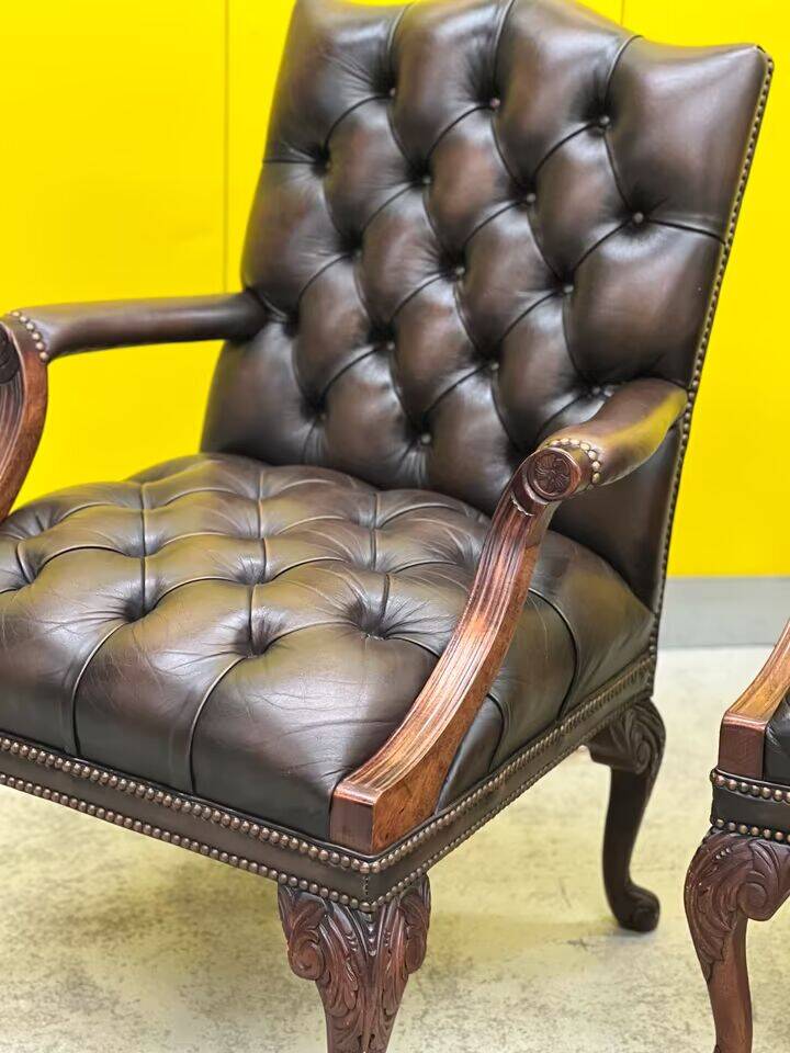 Fauteuil Chesterfield en cuir marron (le prix est pour un)