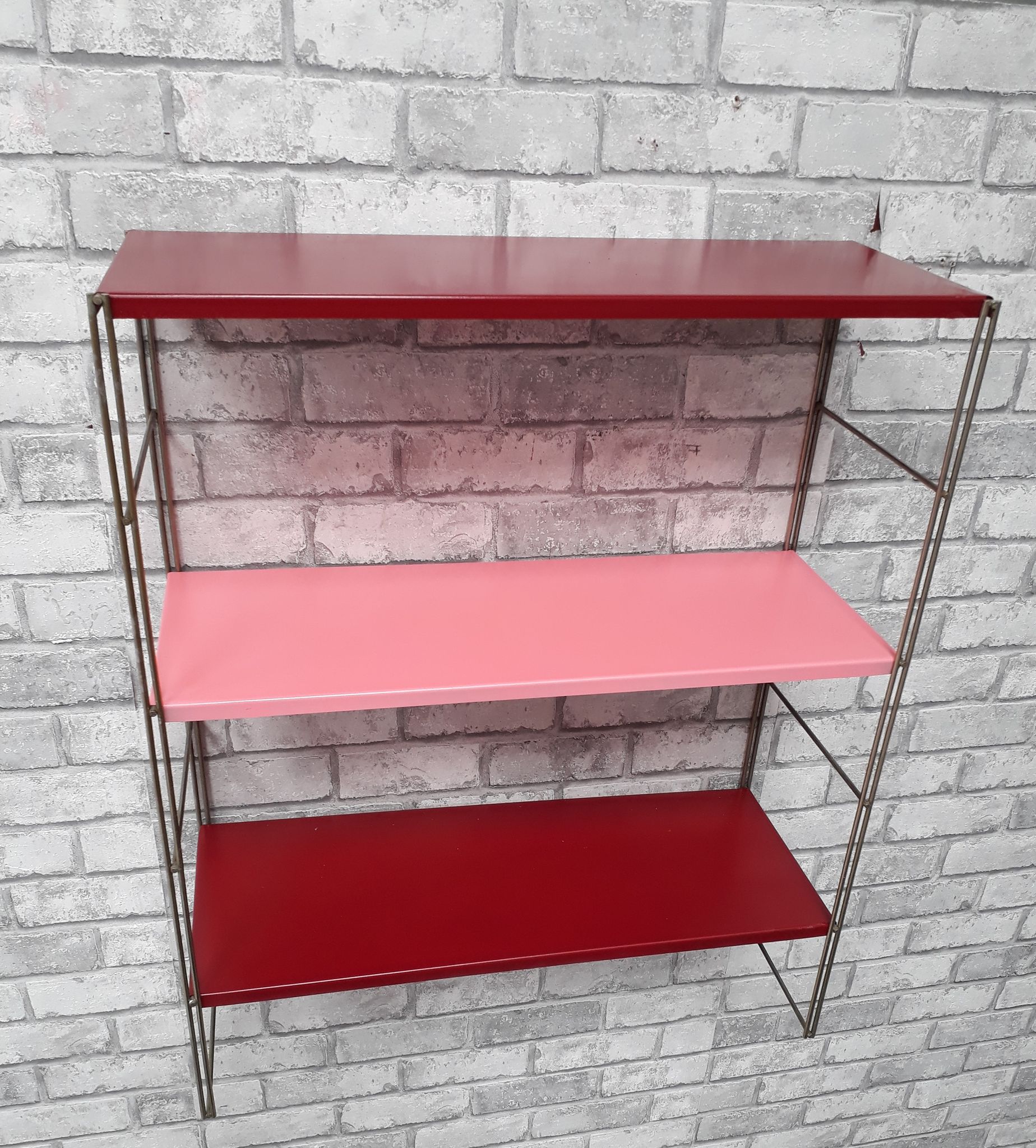 Etagère string  montants doré plateaux rouge bordeau et rose 58x49x19