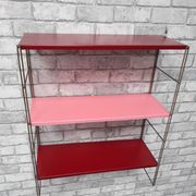 Etagère string  montants doré plateaux rouge bordeau et rose 58x49x19