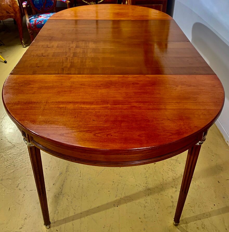 Louis XVI style table in cherry with 2 extensions