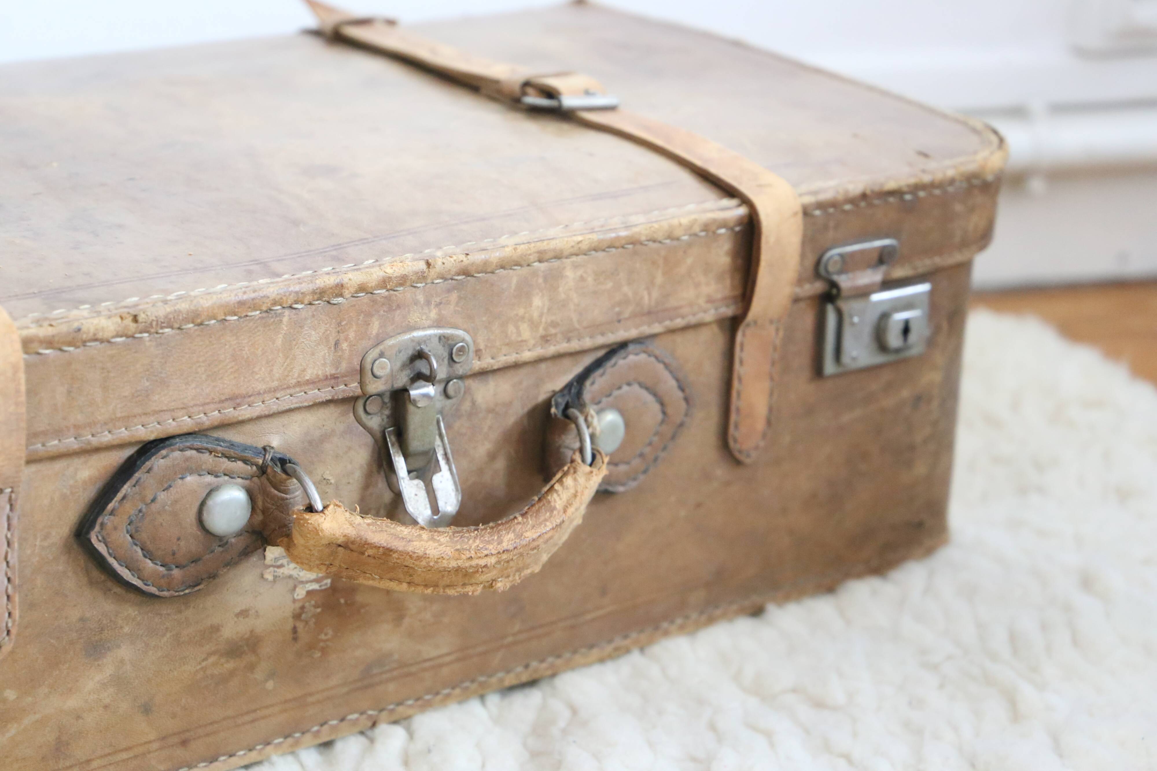 Pretty leather suitcase from the 40s/50s
