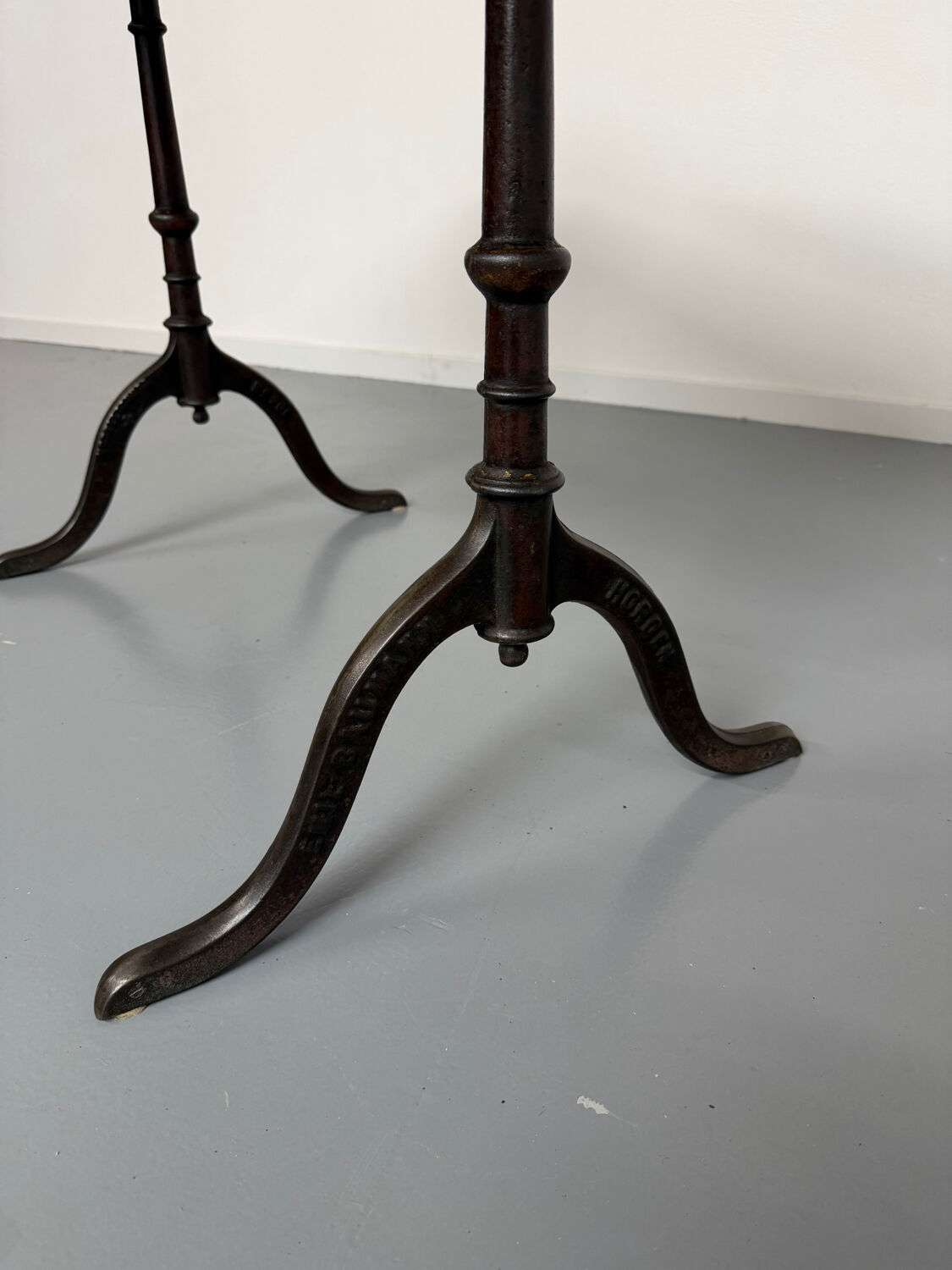 Ancienne table bistrot  Horgen Glarus en bois et fonte début XX eme