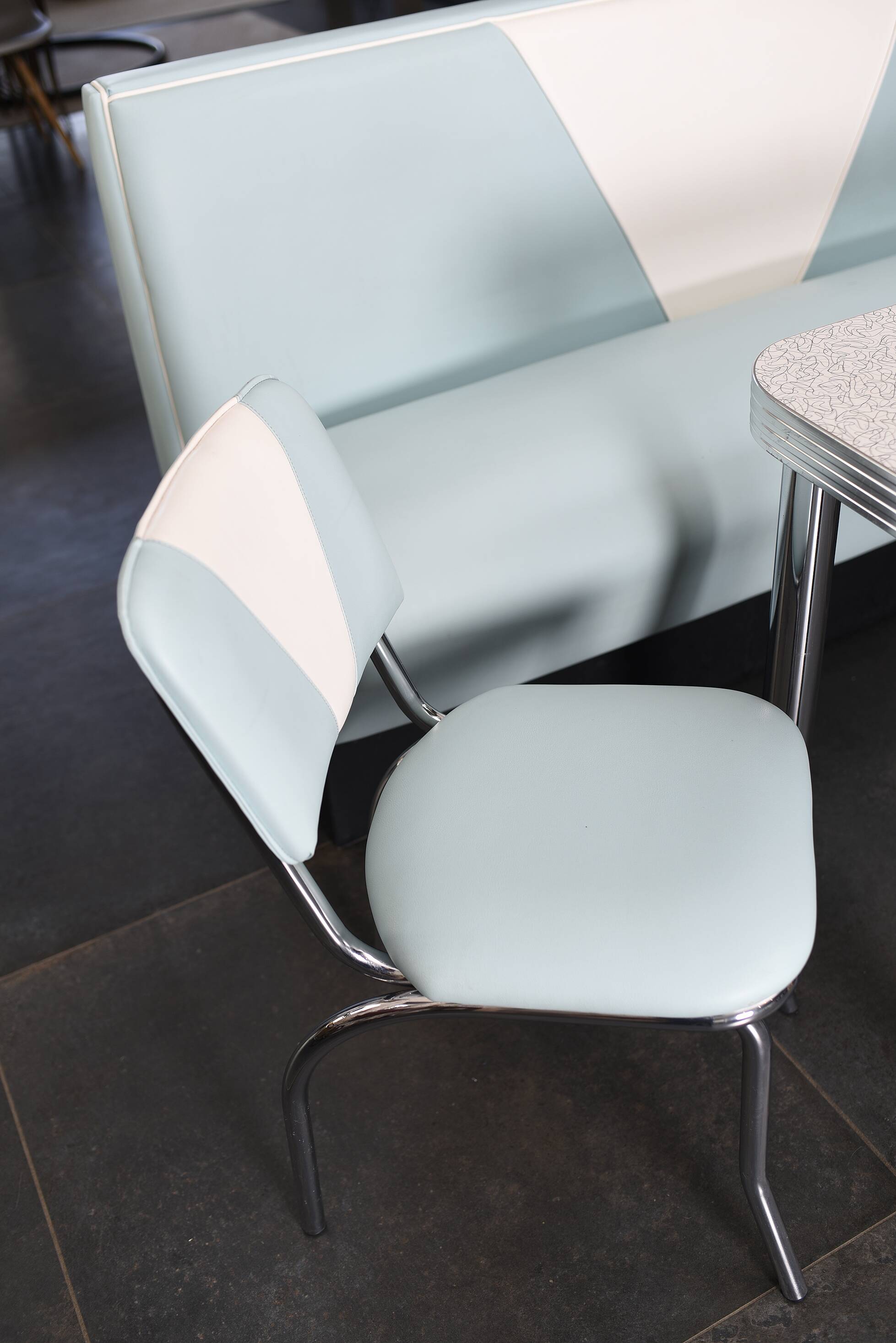 3-seater bench, table and 2 chairs, vintage American dinner style.