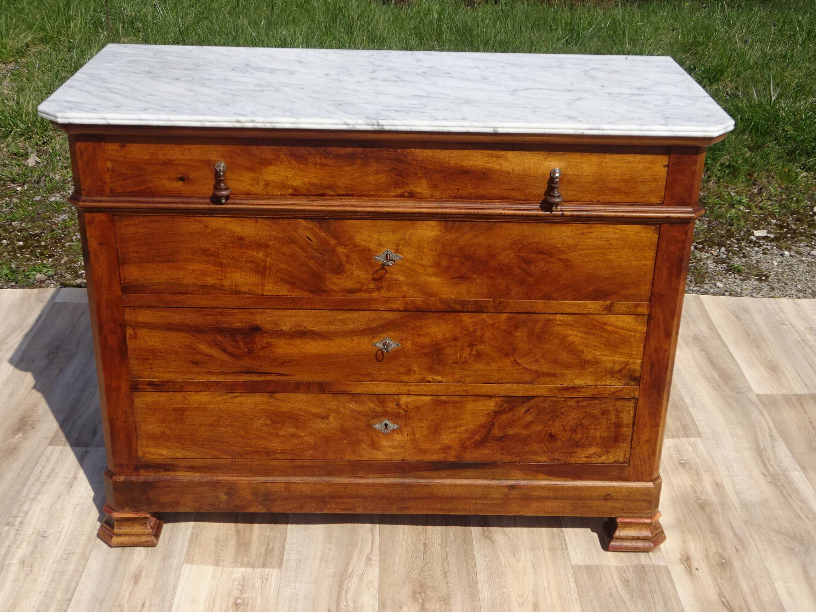 Commode en noyer de style et époque Louis Philippe