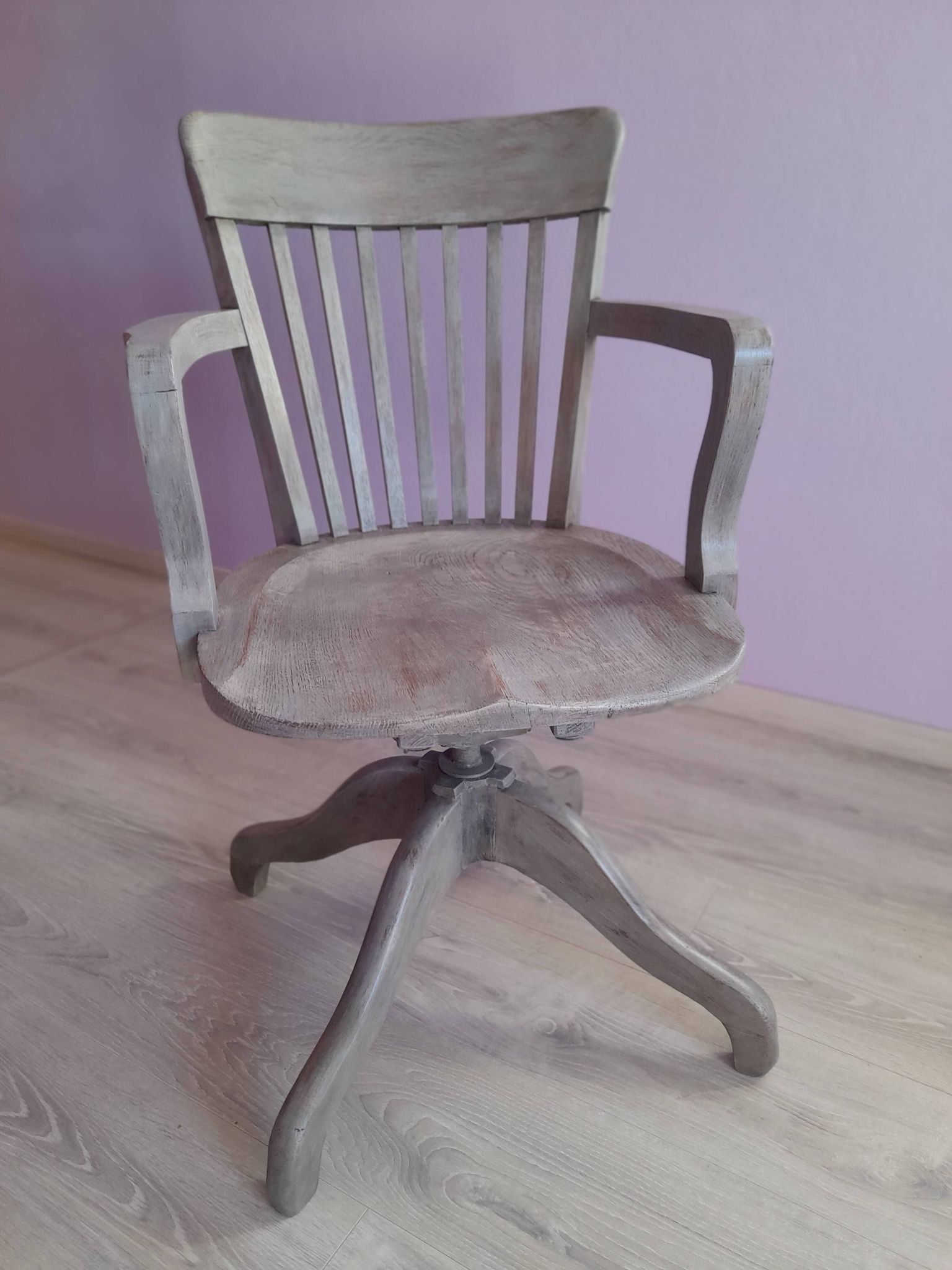 Fauteuil de bureau pivotant en bois laqué gris
