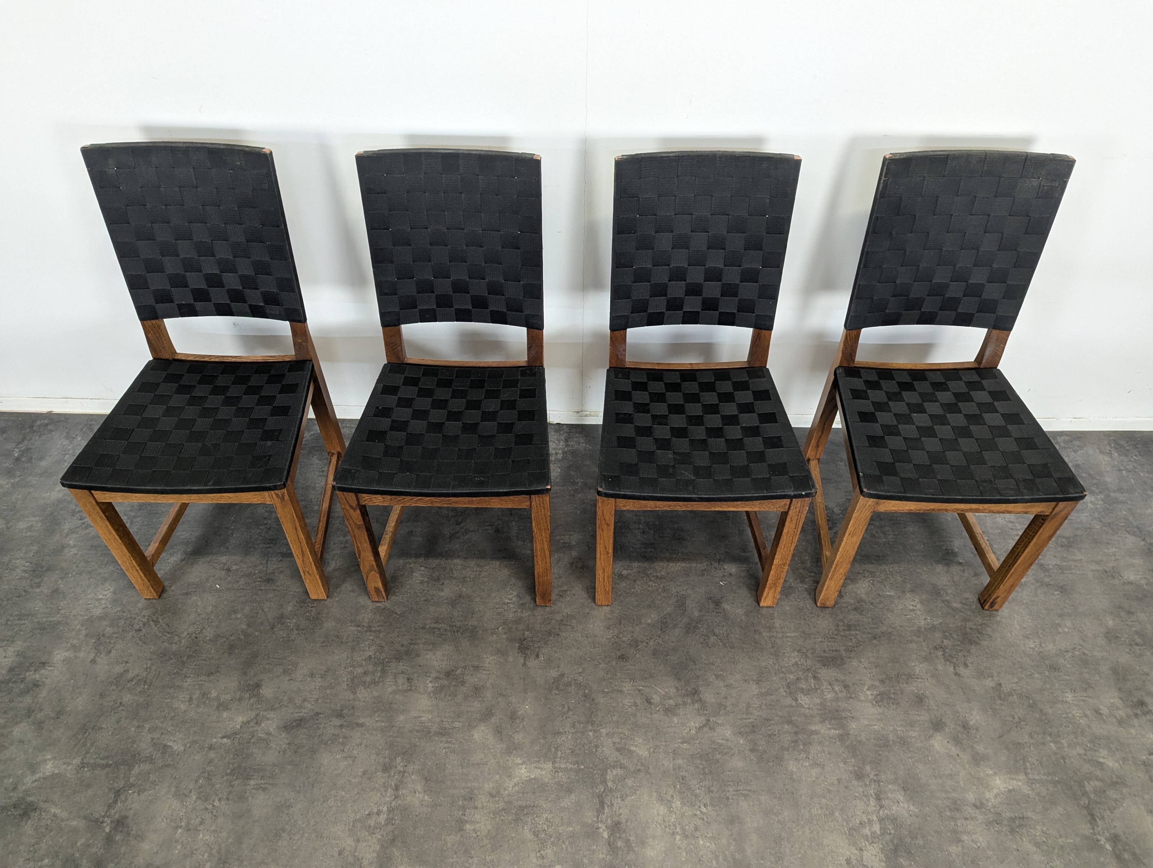 Set of 4 modern chairs